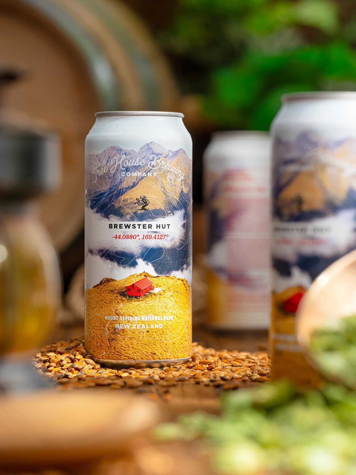 Brewster Hut is crafted with the quintessential New Zealand blend. Nelson hops are one fo the most distinctive varieties carrying notes of crushed white grape, tropical lychee, and passionfruit juice. Rakau lends myriad stone-fruit and tropical notes