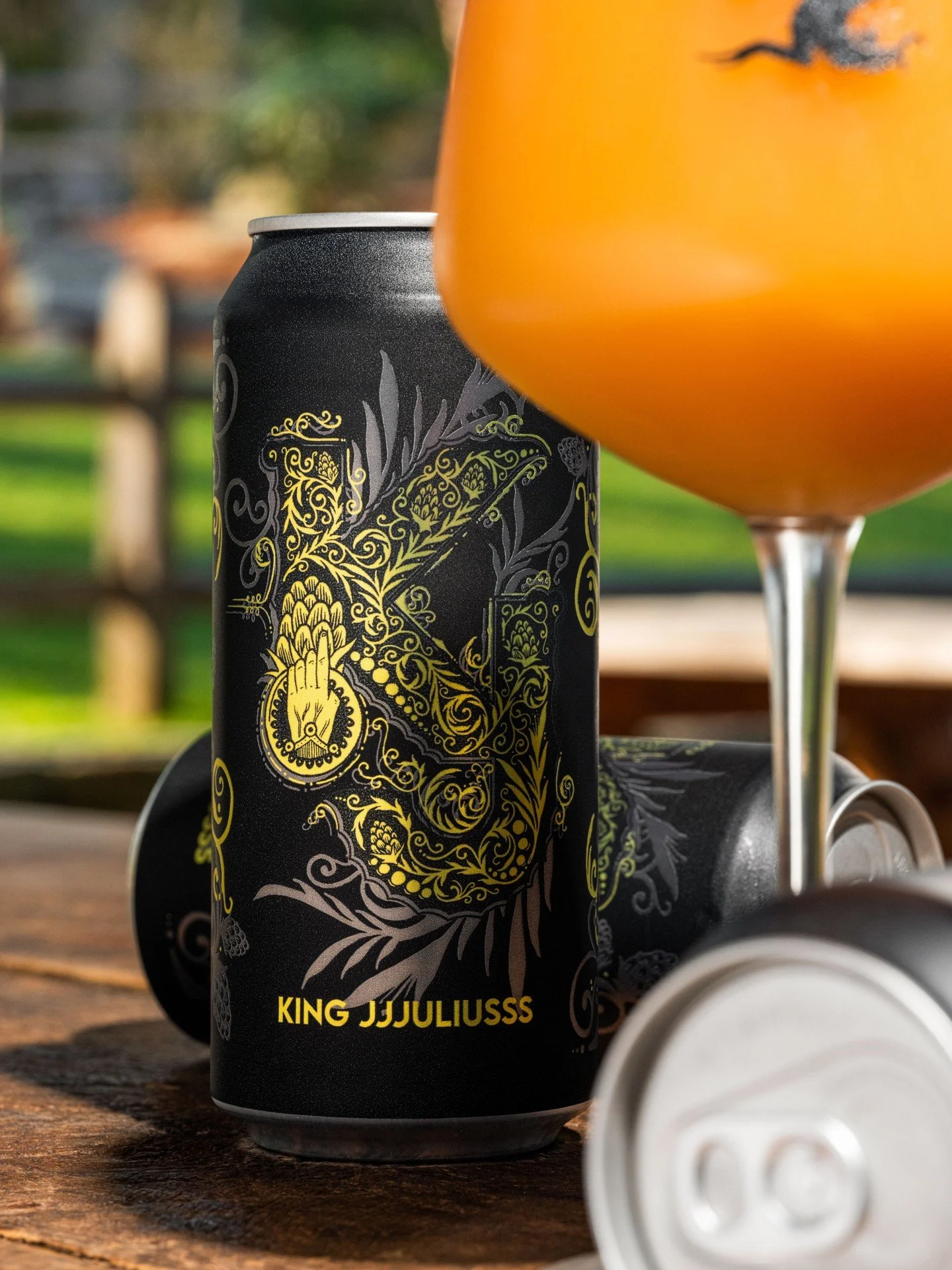 The King of kings.

This absolute beast of a beer is an amplified version of an already bona fide juice bomb. Hop-saturated from increased kettle and dry-hop charges, it bursts with mango nectar, sugary orange juice, and grapefruit hard candy.

Despi
