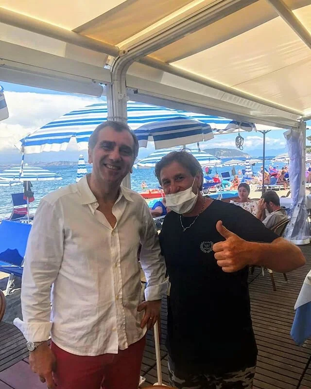 Carmine &egrave; il gestore di un lido a Ischia, dove oggi sono stato accolto con gentilezza e professionalit&agrave;. Uno dei tanti imprenditori dell'isola che resistono e tentano di rialzarsi.
Noi siamo al loro fianco, con chi cerca in ogni modo di