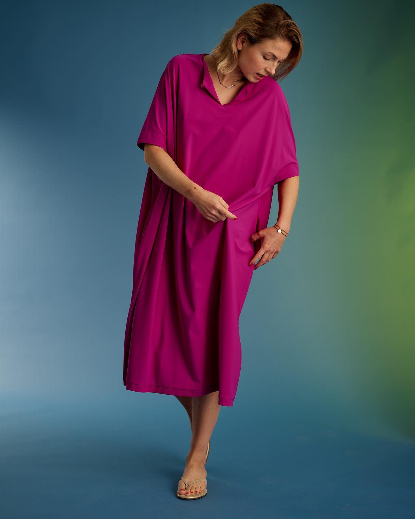 Kleid ANNABEL LANG in magenta. Jetzt online und in unseren Stores in Hamburg.

Hochwertiger Stretch hergestellt in Italien 
&Ouml;ko-tex Standard  100 Label zertifiziert
&gt; atmungsaktiv 
&gt; pflegeleicht 
&gt; easy for traveling 

Foto @felixberna