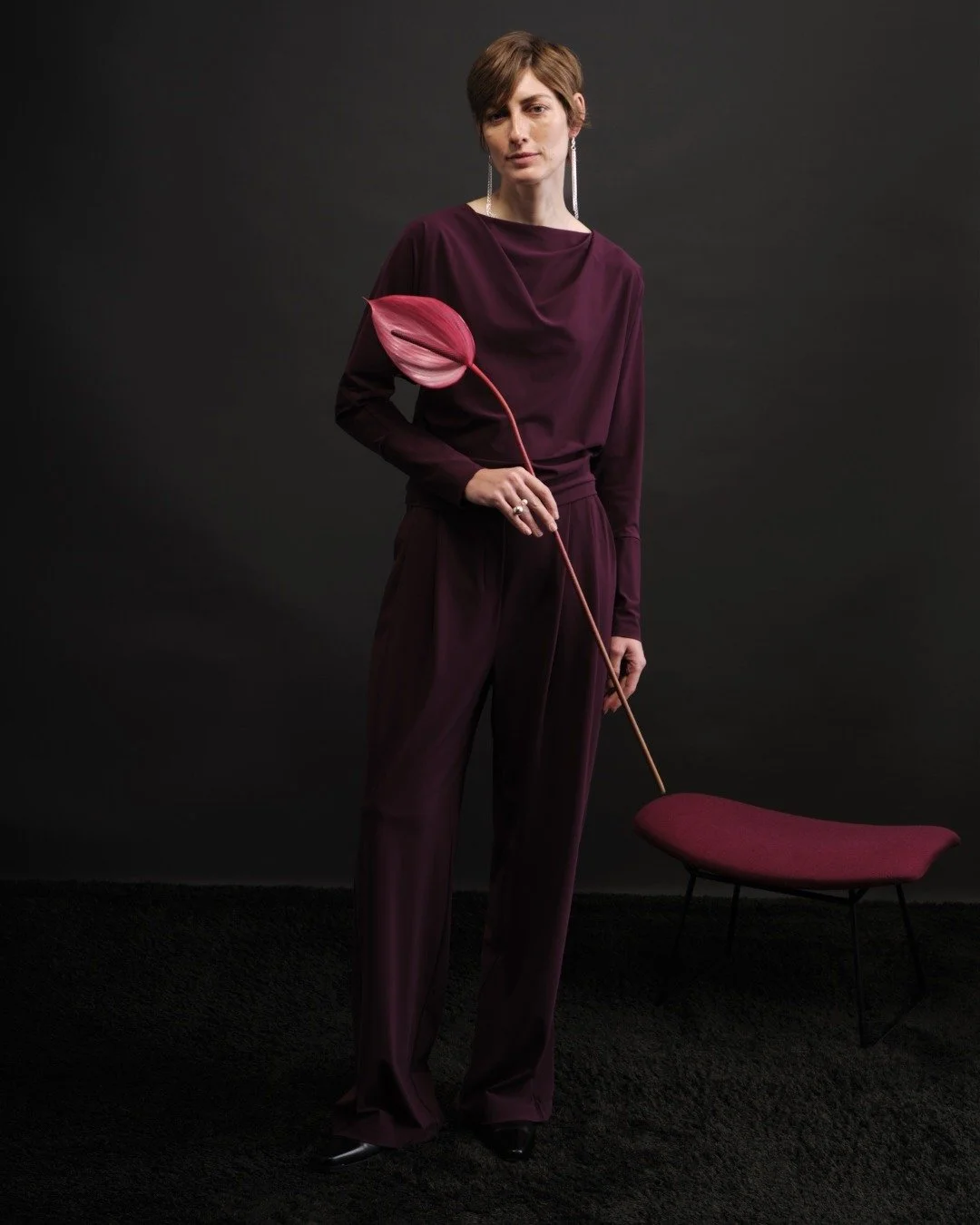 AURIN LANGARM &amp; JULE
Monochromer Look in unserem neuen Farbton BEERE.
Das Langarmtop AURIN mit Wasserfall Ausschnitt und &uuml;berschnittener Schulter, kombiniert mit der flie&szlig;enden Hose JULE.

#chooseyourestomo #estomo #hamburgfashion #slo