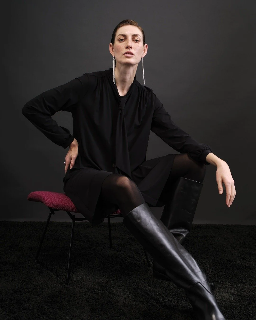 🖤 MEDEA

Knieumspielendes Kleid mit durchgekn&ouml;pfter Front und Schluppenkragen.

Teil der A/W 25 Kollektion.

#estomo #hamburgfashion #slowfashion #chooseyourestomo #sustainablestyle