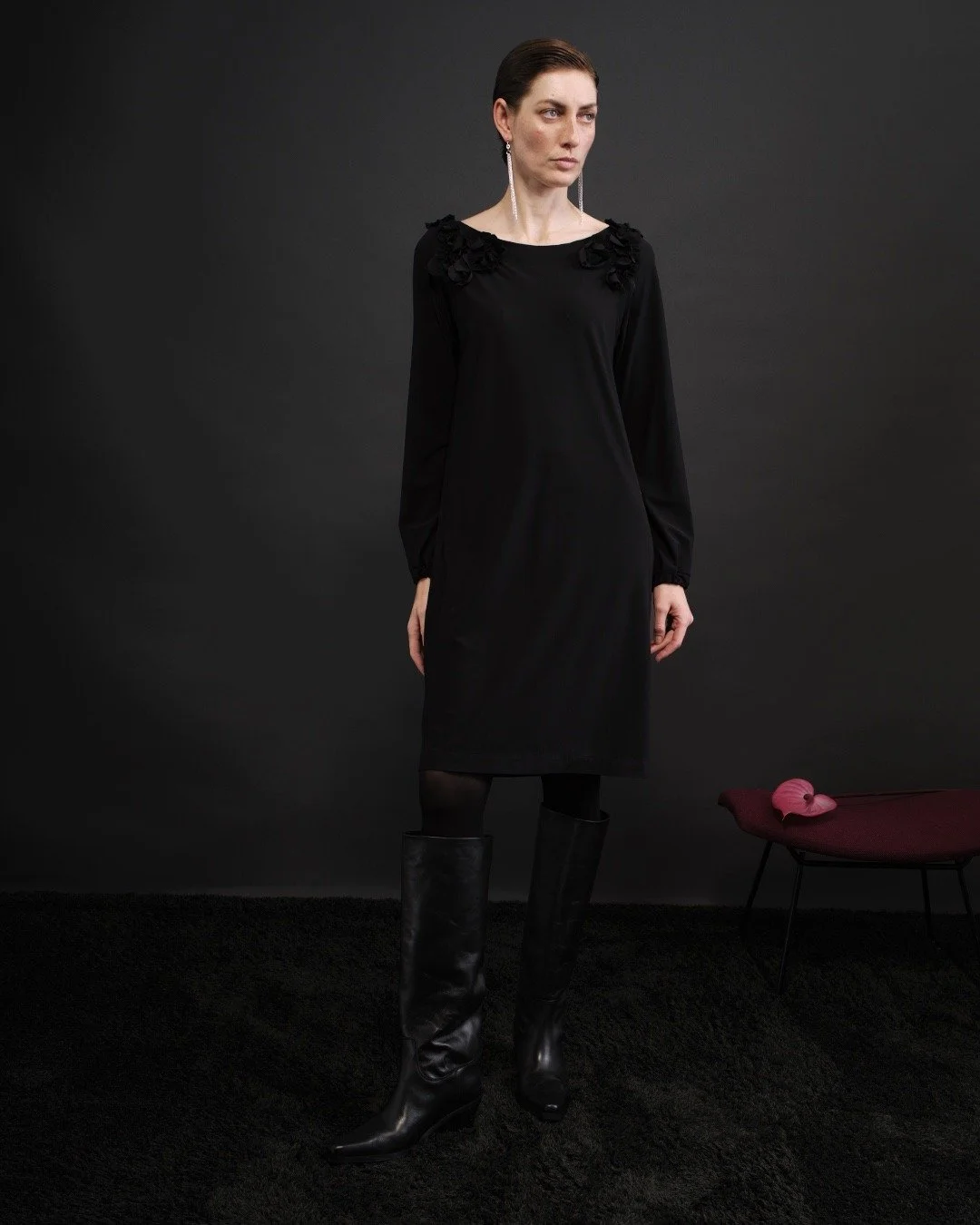🌸LOTUS

Knieumspielendes Kleid mit applizierten R&uuml;schen an den Schultern.
Ein reduzierter Schnitt mit klar platzierten Detail.

#estomo #chooseyourestomo #hamburgfashion #slowfashion #black #winterfashion