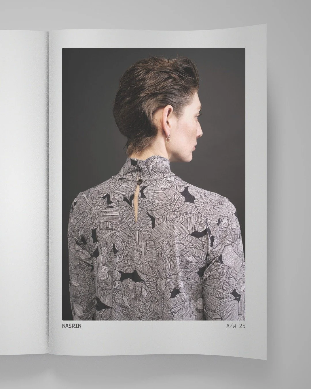 🖤NASRIN

Kleid mit Graphic-Flower-Print und feinem Schlitz im Nacken.
Strukturierter Look mit einem ruhigen, mordernen Muster.

#estomo #chooseyourestomo #aw25 #graphicflower #hamburgfashion #slowfashion