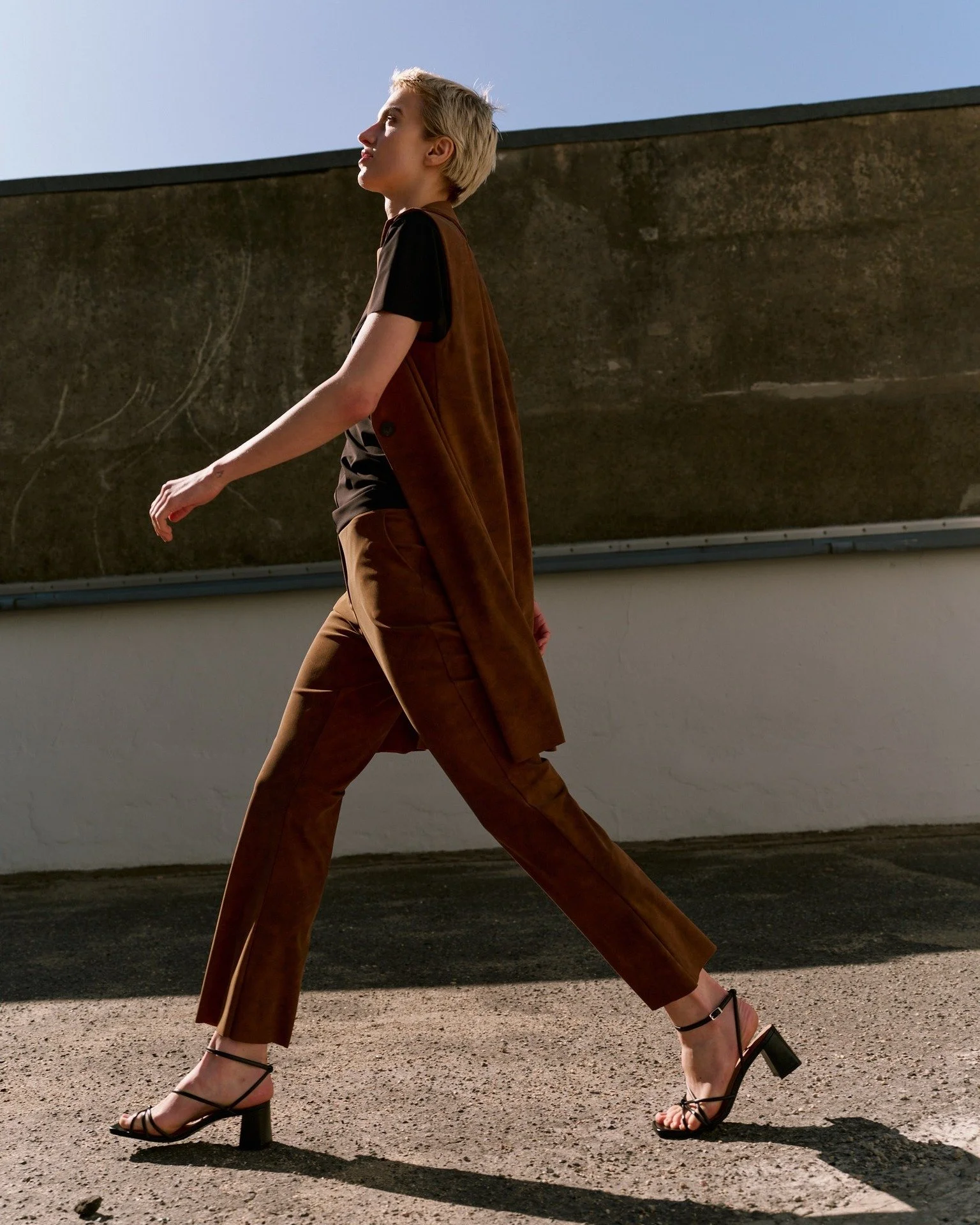 RINGO, CARO PUR &amp; INGA

Weste RINGO und Hose CARO PUR in unserem neuen Print 'veganes Leder antik', kombiniert mit dem Shirt INGA in schwarz. 

Ein Look mit Struktur, Bewegung und klarer Linie.

#estomo #chooseyourestomo #slowfashion #fr&uuml;hli