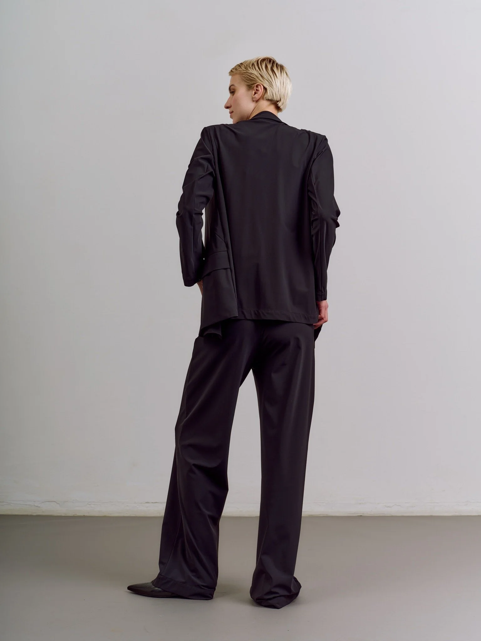 Strong from every angle. 🖤

Top PEARL.
Hose RICKY.
Jacke RIVA.

#chooseyourestomo #estomo #suit #minimalstyle #allblackeverything #effortless