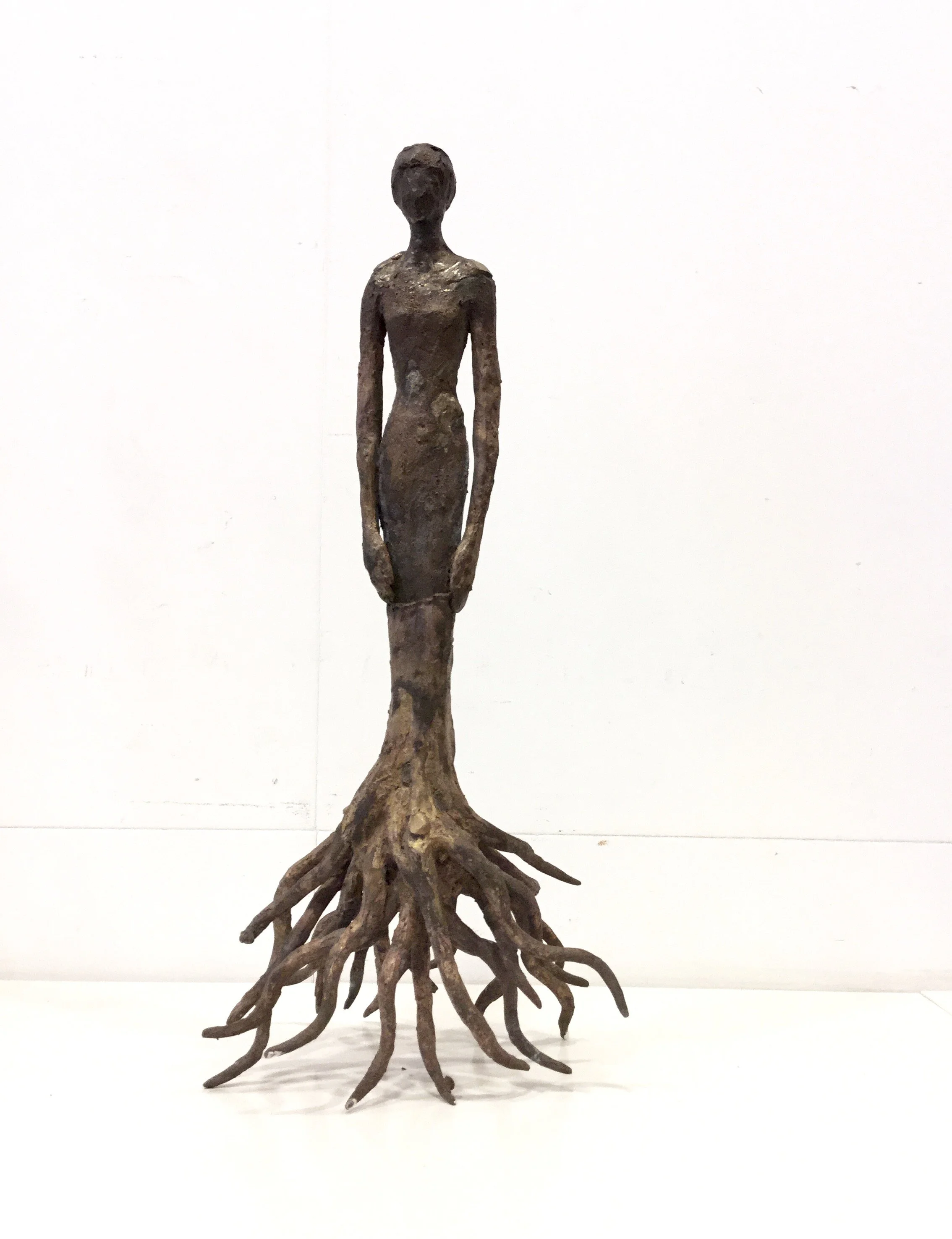 “Mujer Raíces”  40 x 20 x 20 cm. Bronce