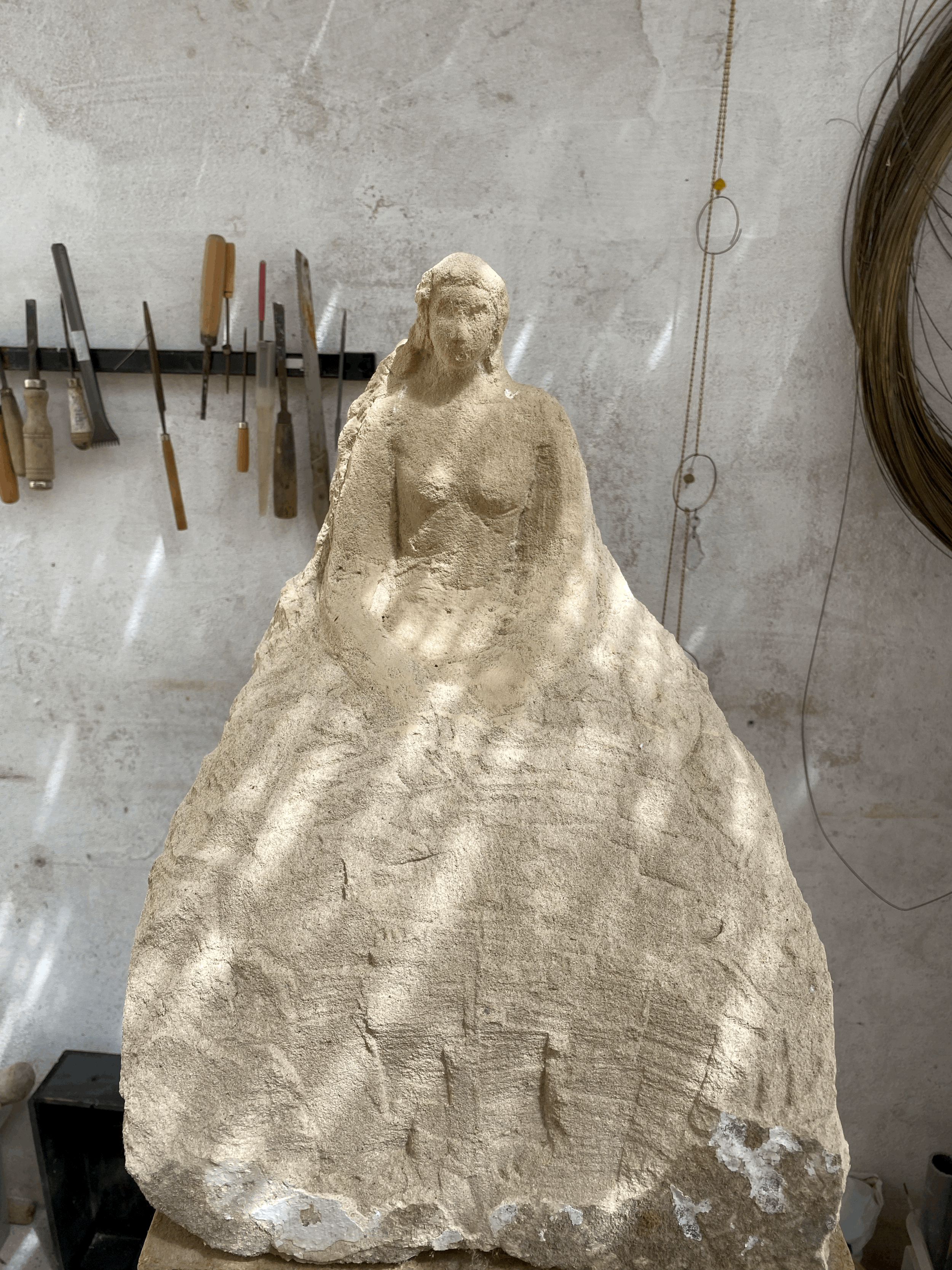 Dona piedra.  40 × 30 × 30 cm
