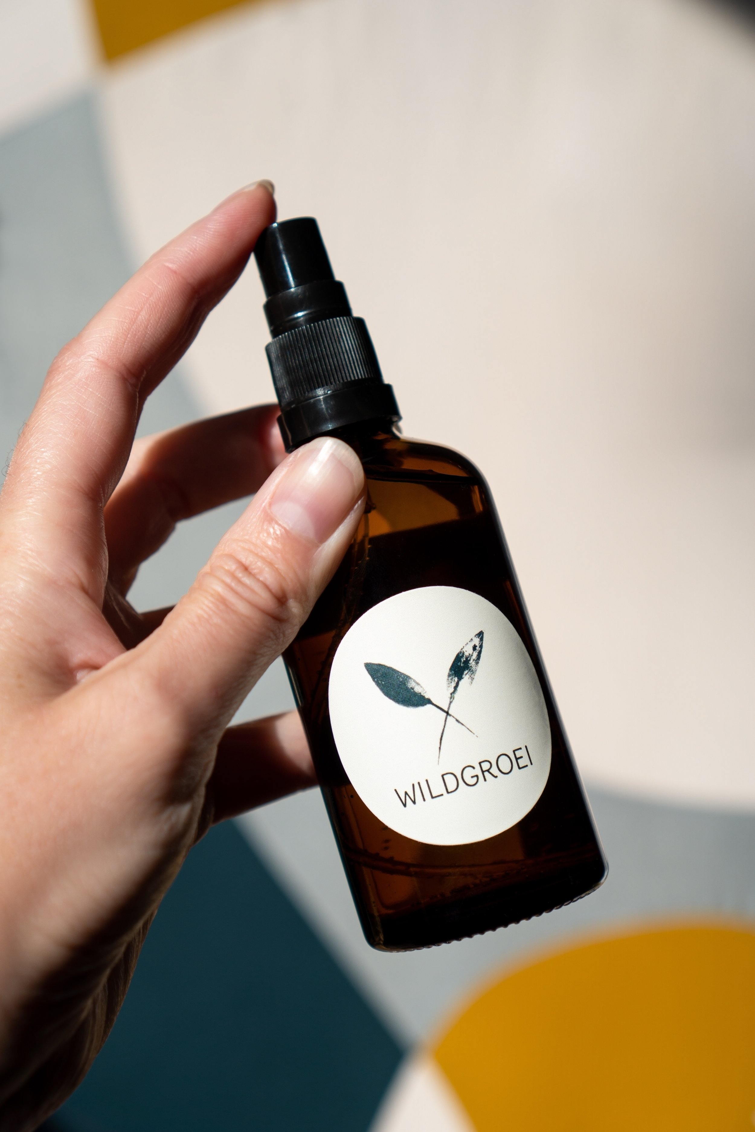 Wildgroei-Inez_Faber_spraybottle-hand_2-3.jpg