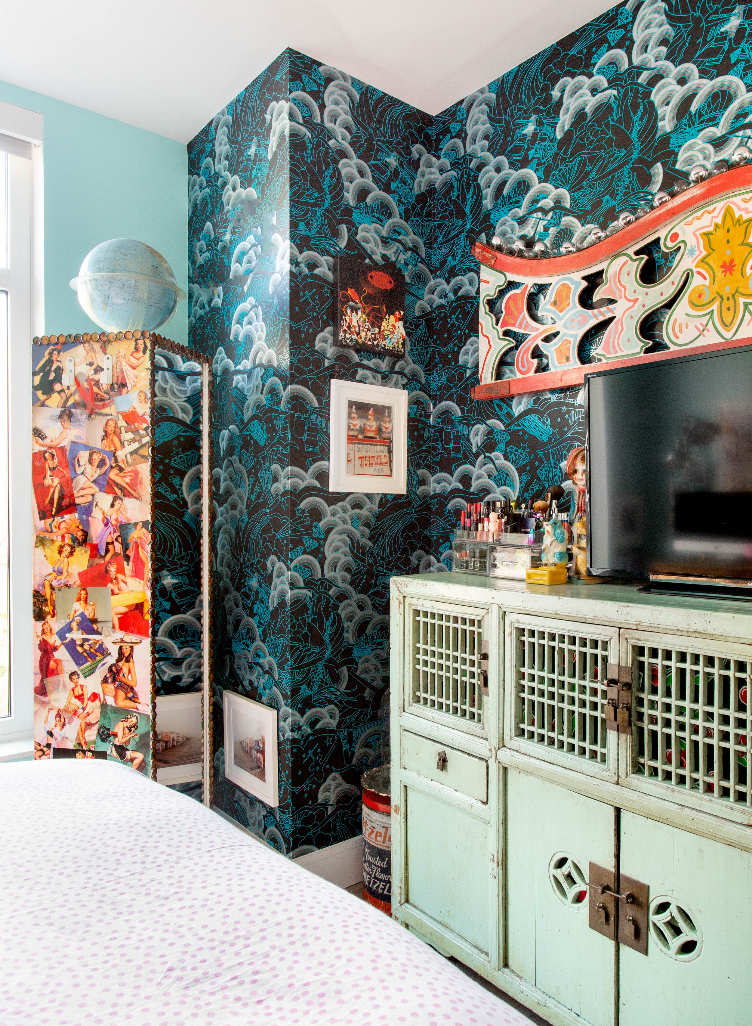 flavor paper wallpaper in bedroom.jpeg