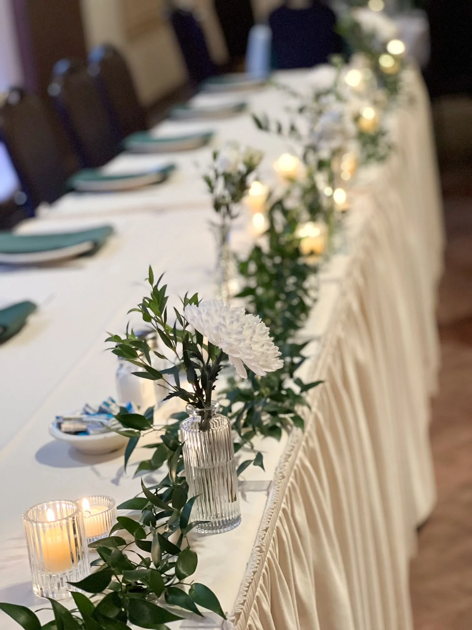 Head table bud vase and garland.jpg
