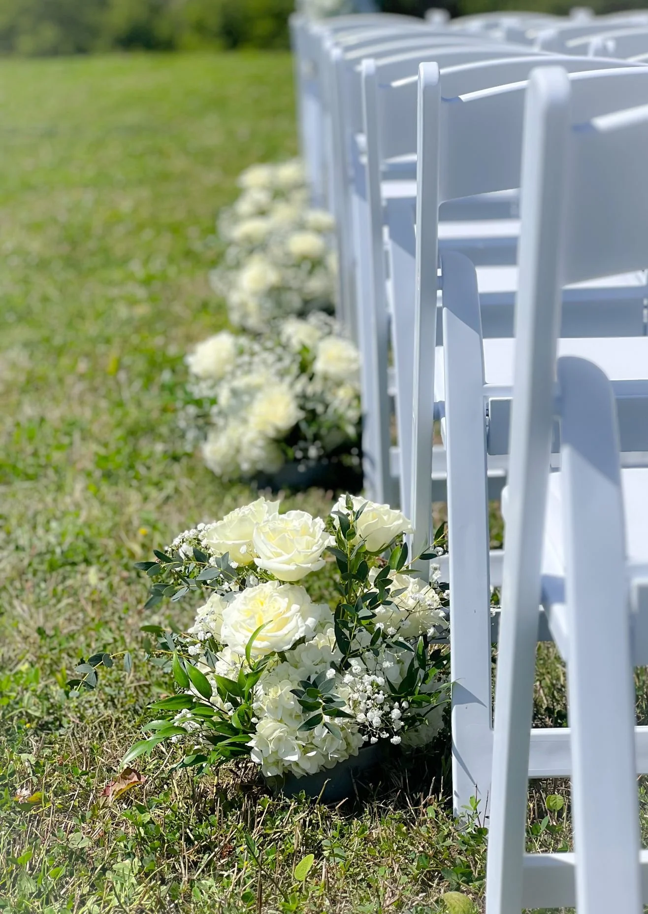 White aisle bouquets closeup.jpg