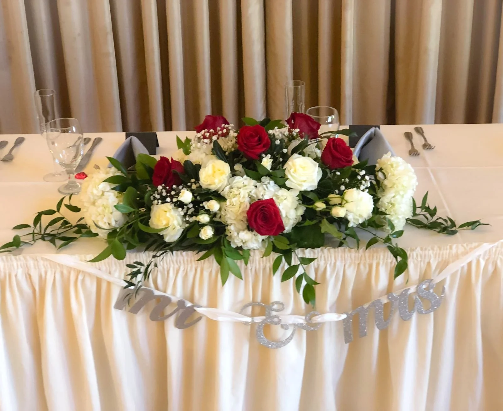 Red and white head table.JPEG