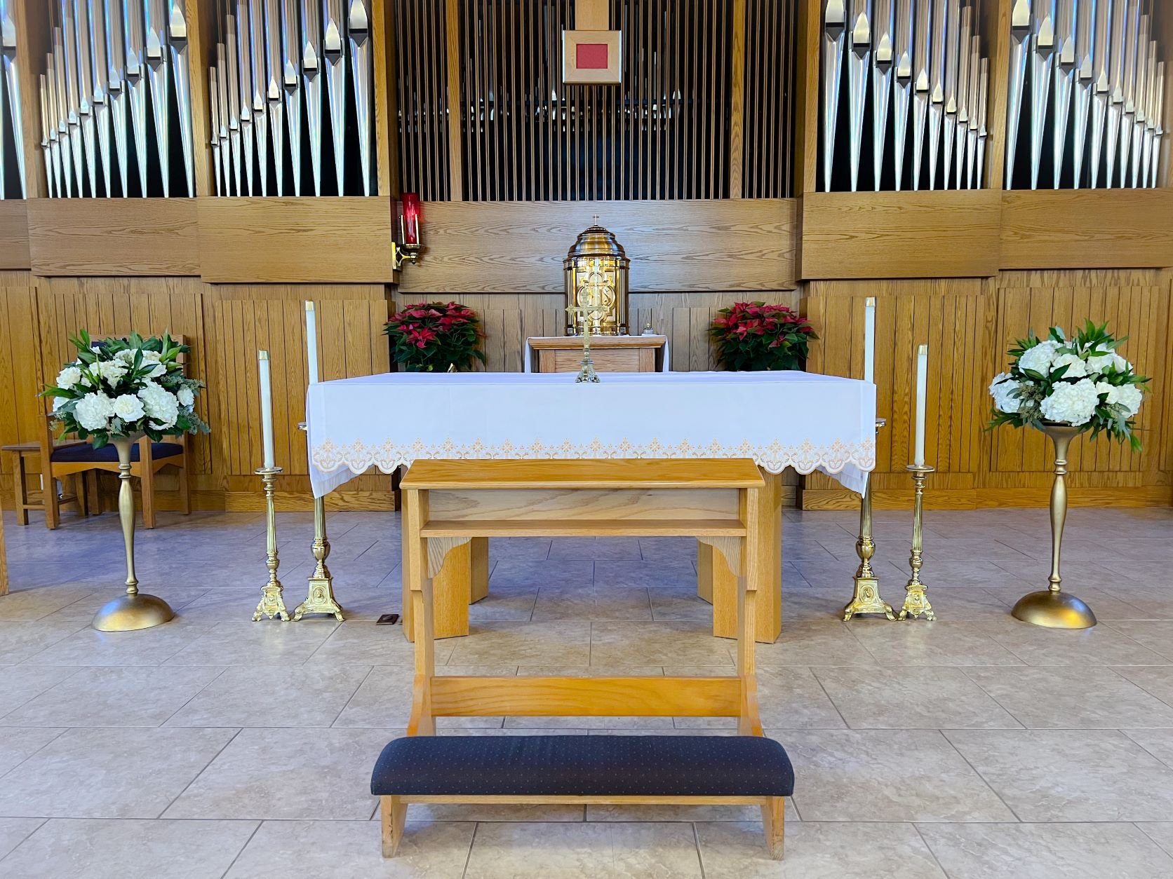 Gold pedestal bowl altar white bouquets.JPEG