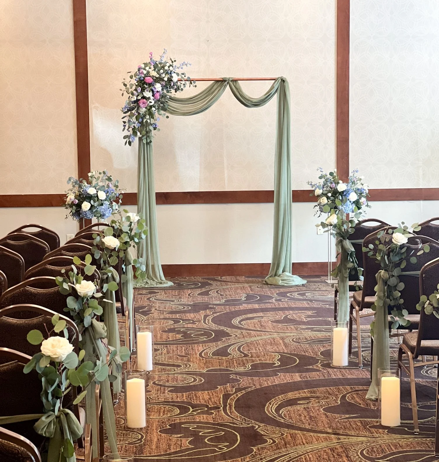 Arch and chair bouquets Osthoff.jpg