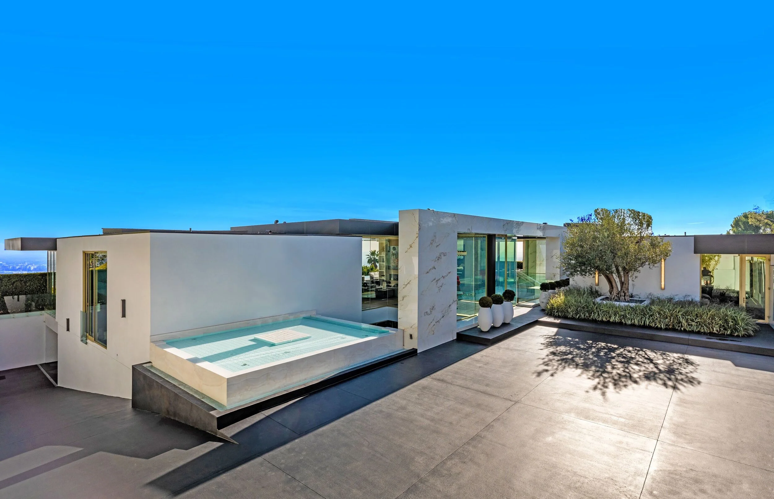 001Frontofhouse_no_morebluesky.jpg