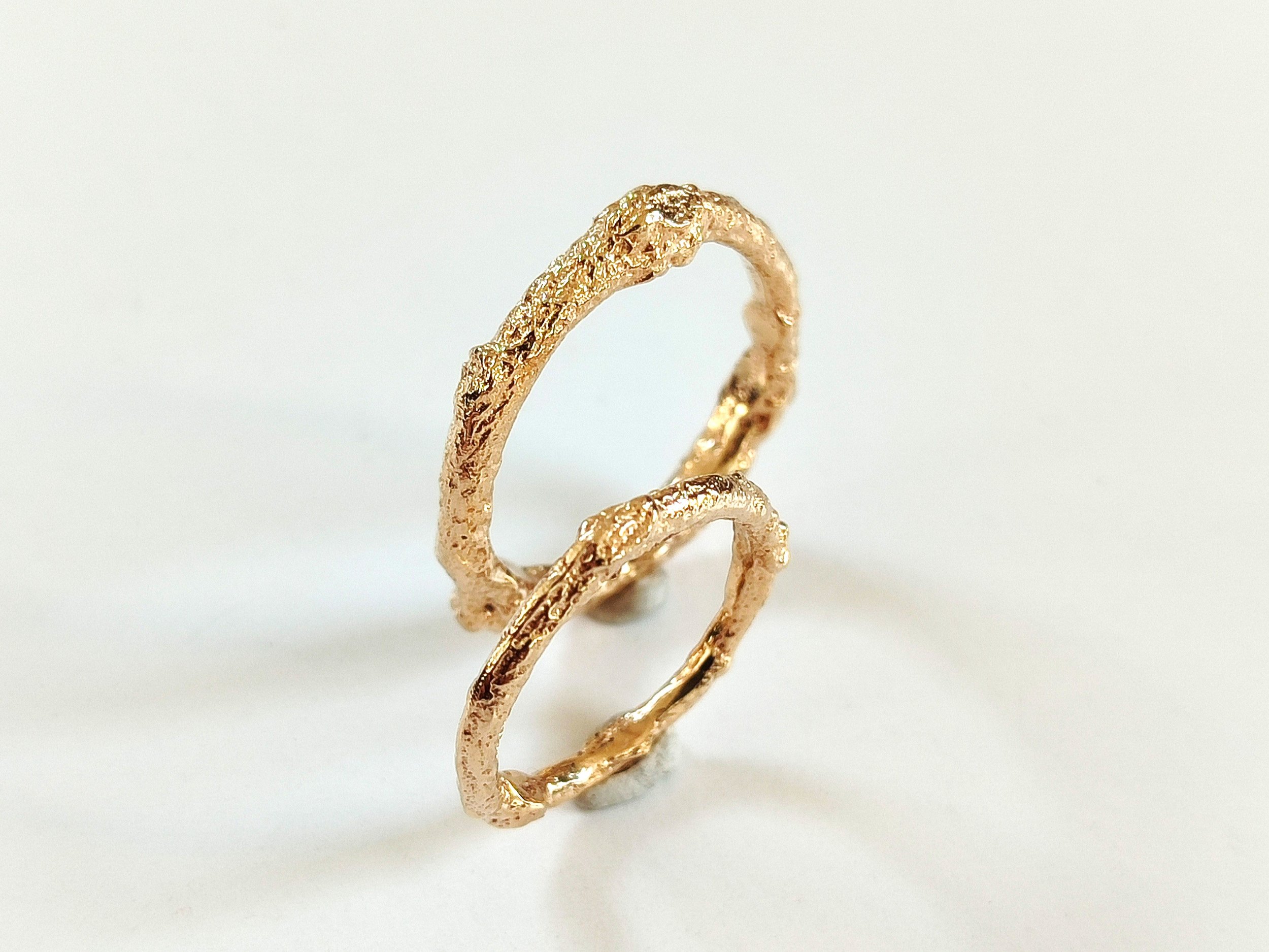 Alt Fedi nuziali di ispirazione botanica leggere e sottili.