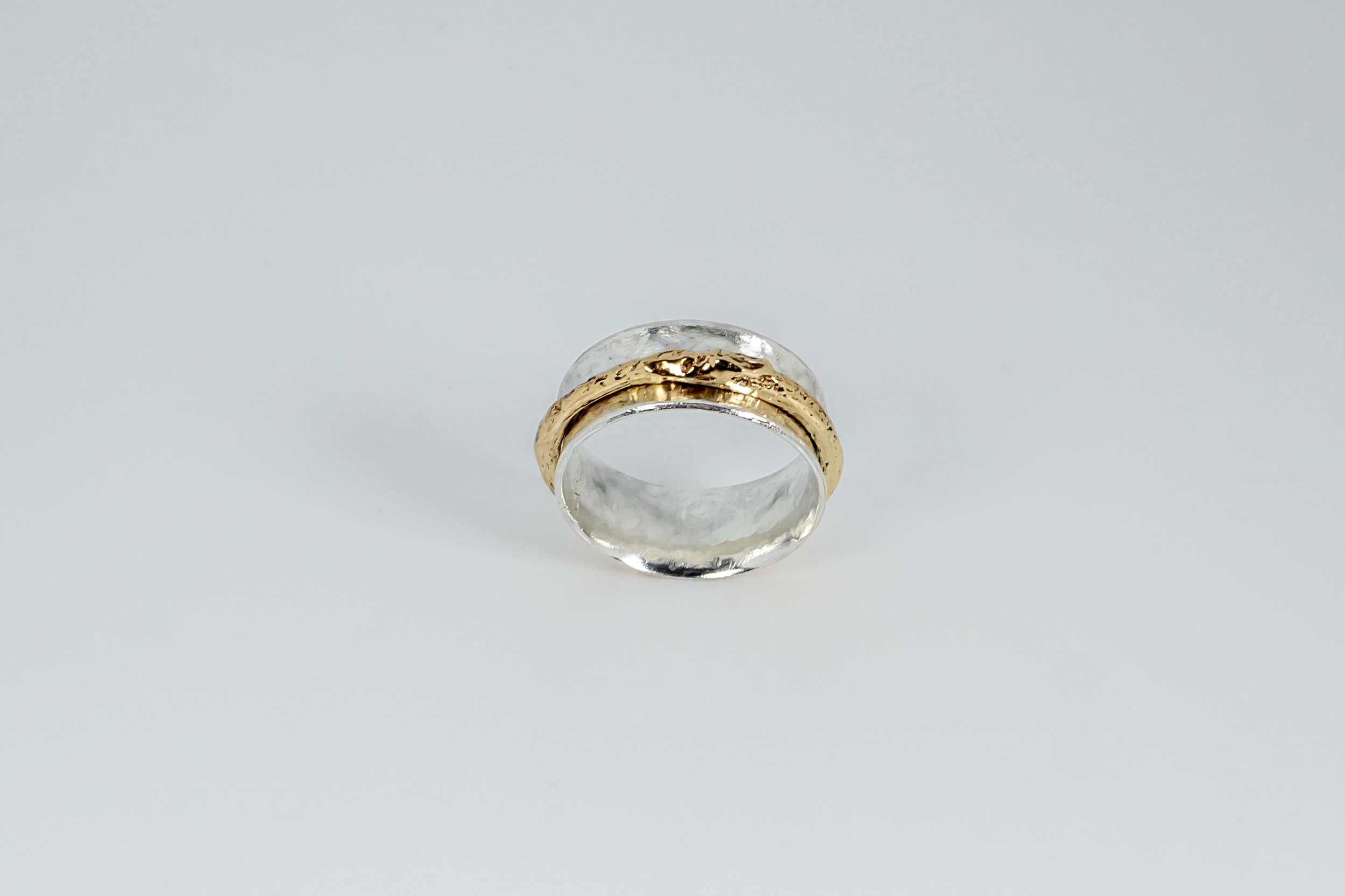 Anello unisex per uomo e donna in argento e bronzo o oro su richiesta. Anello artigianale.