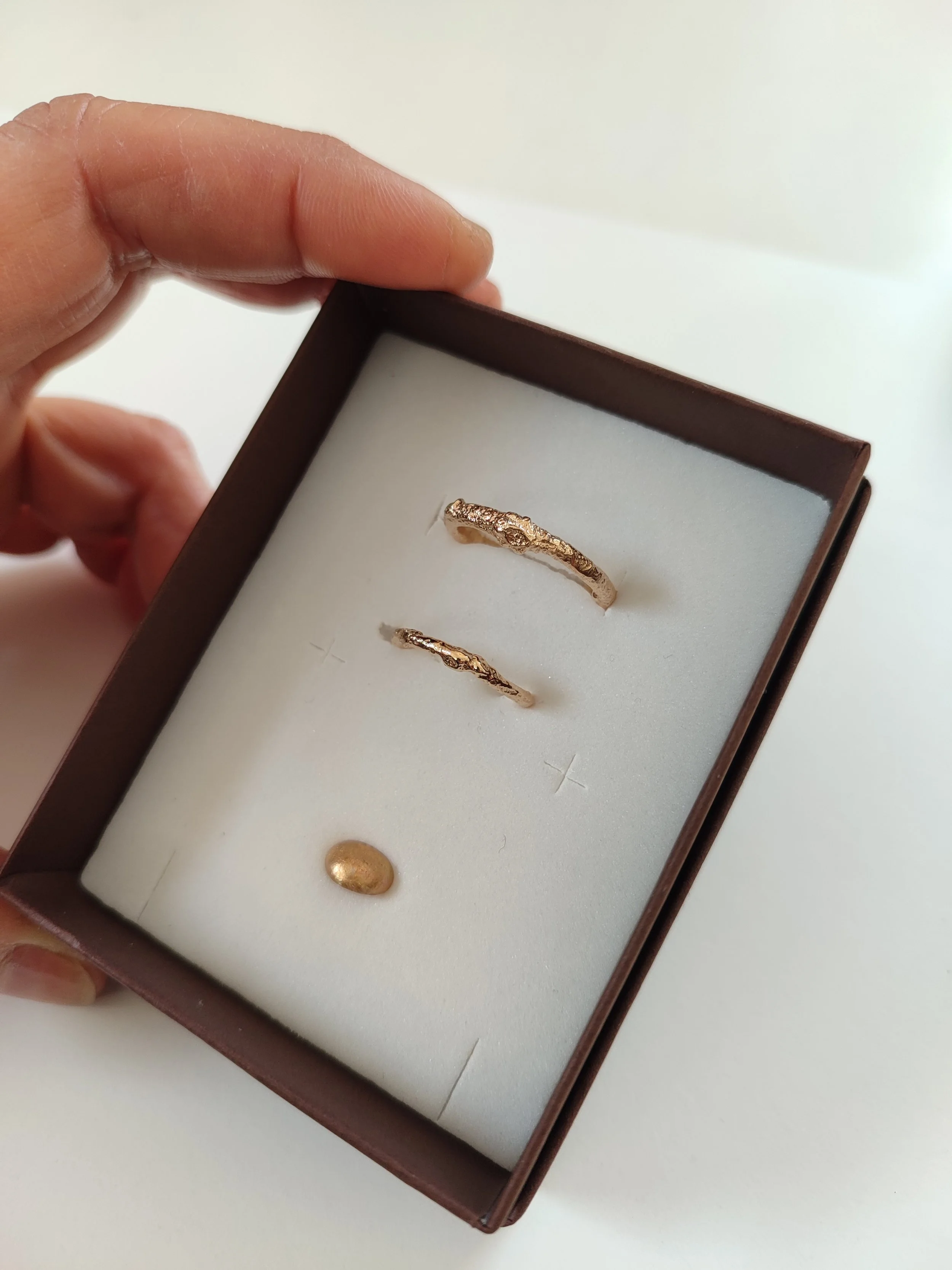 Alt Fedi nuziali di ispirazione botanica leggere e sottili.