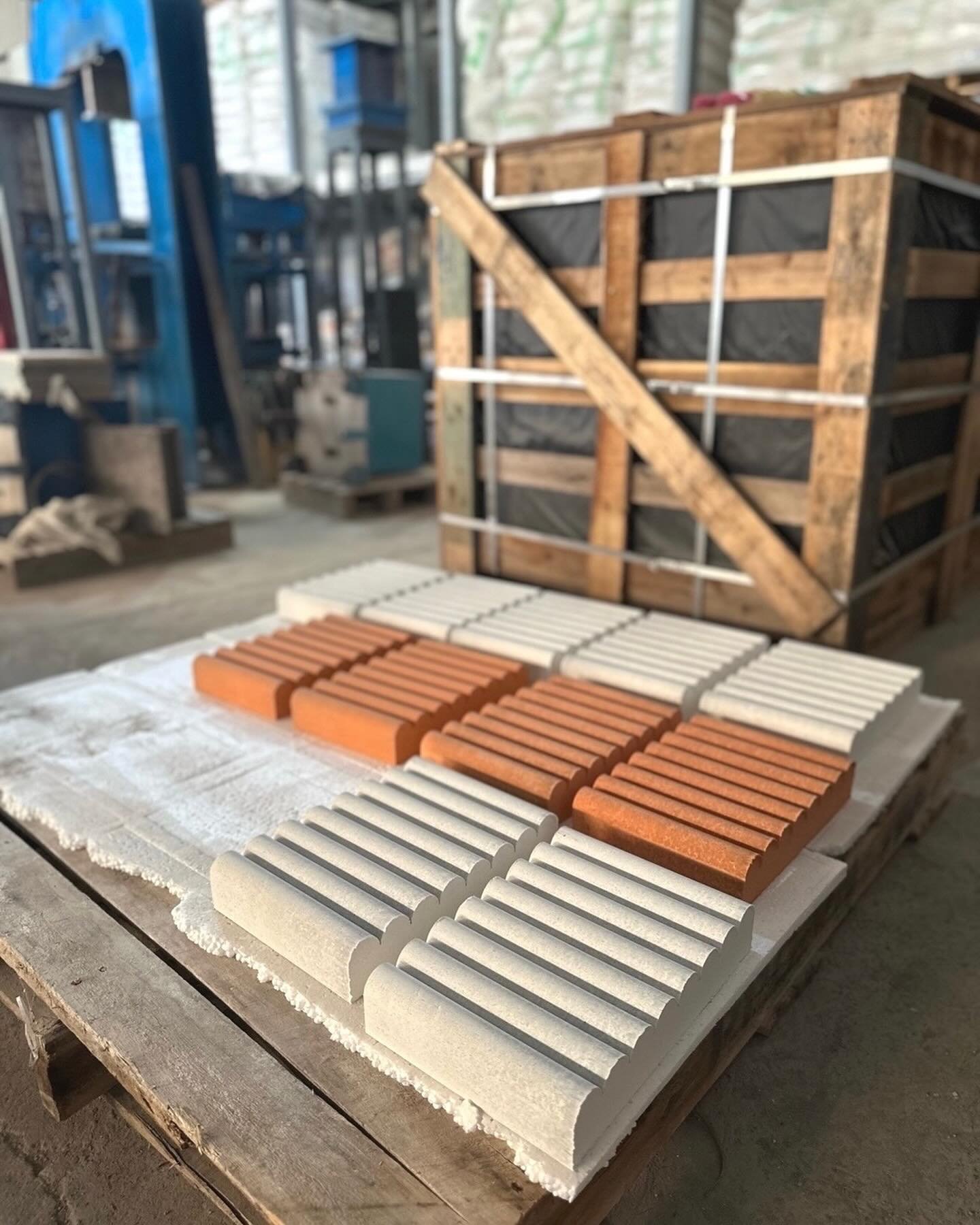 modern fluted brick inspired by scalloped columns from ancient architecture 🏛️ //
⠀⠀⠀⠀⠀⠀⠀⠀⠀
〰️ our SSS trestles bricks come in XL sizes of 8&rdquo;x11-5/8&rdquo; with either 4&rdquo; or 2&rdquo; thickness + a coordinating corner block for seamless f