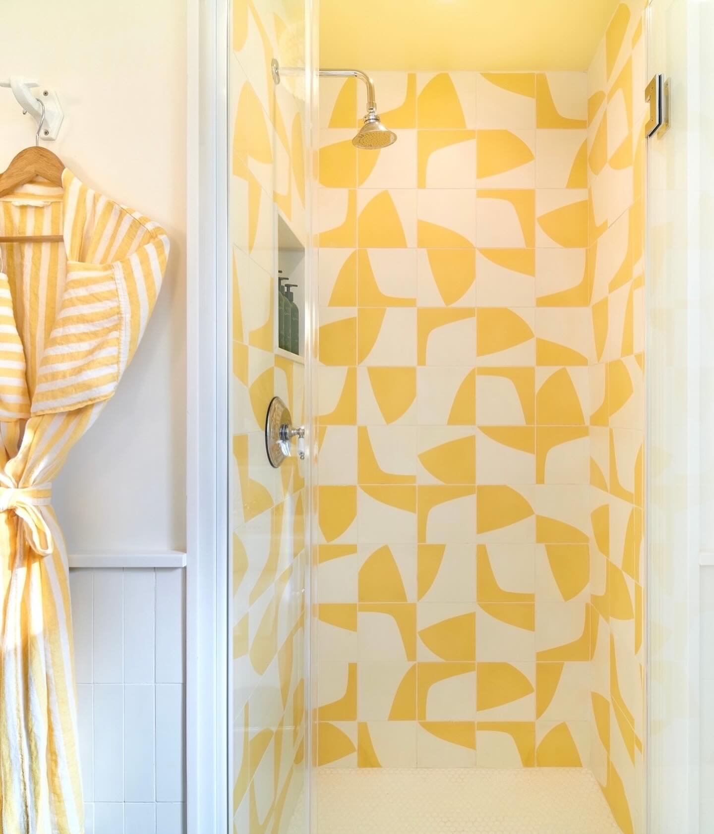 shower me in sunshine ☀️ //
⠀⠀⠀⠀⠀⠀⠀⠀⠀
〰️ we collaborated with @leroystreetstudio to create this custom yellow color for their project at @silversandsmotel as shown in our strands dwell tails mixed patterned tile ⚡️