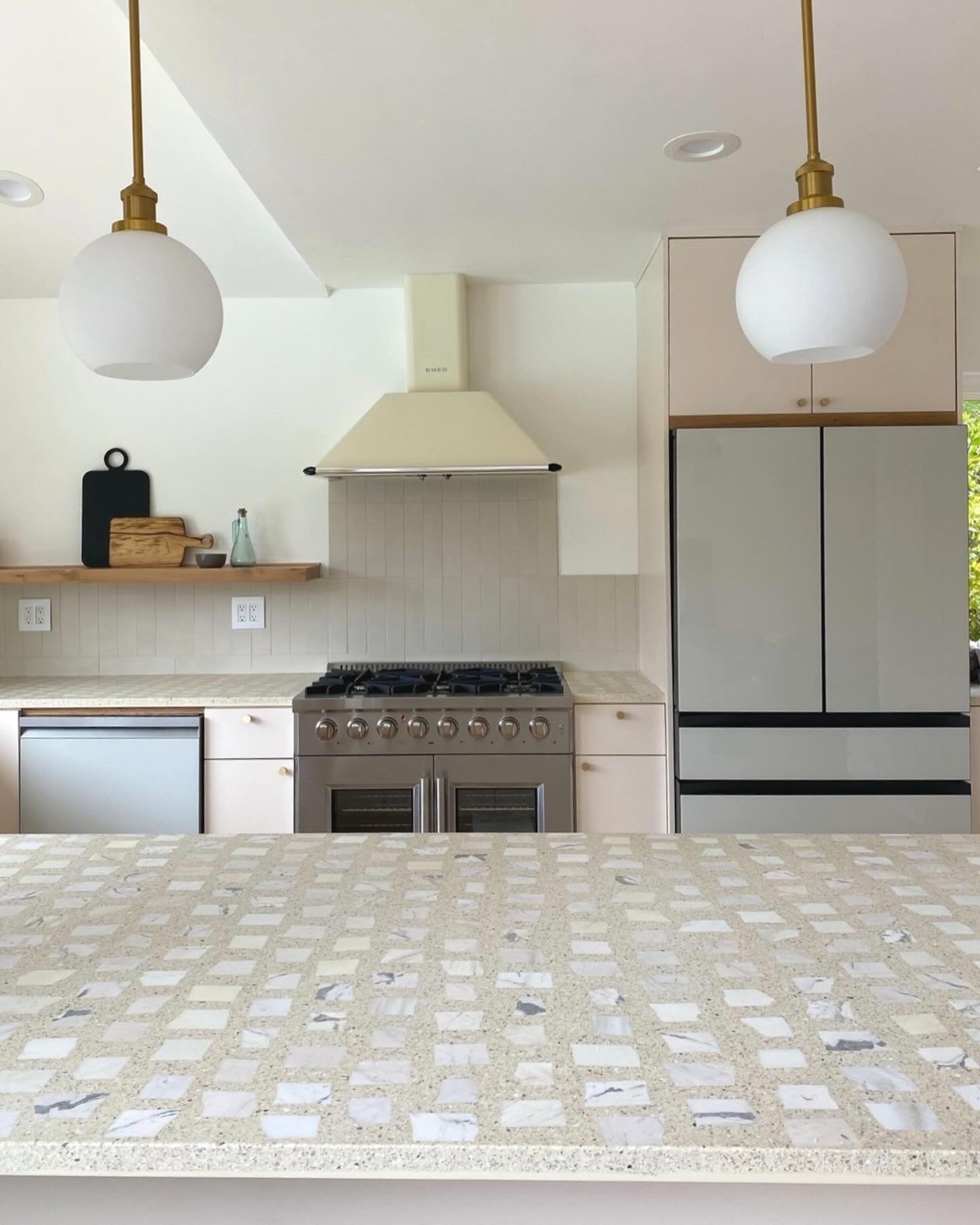 simply obsessed with scarpa 🐚 //
⠀⠀⠀⠀⠀⠀⠀⠀⠀
〰️ inspired by palladiana style terrazzo, our scarpa terrazzo features hand placed XL aggregate stones 🫳 
〰️ pacifica (slab) blonde scarpa XL yellow shown here in this stunning kitchen 👏
⠀⠀⠀⠀⠀⠀⠀⠀⠀
@renouv