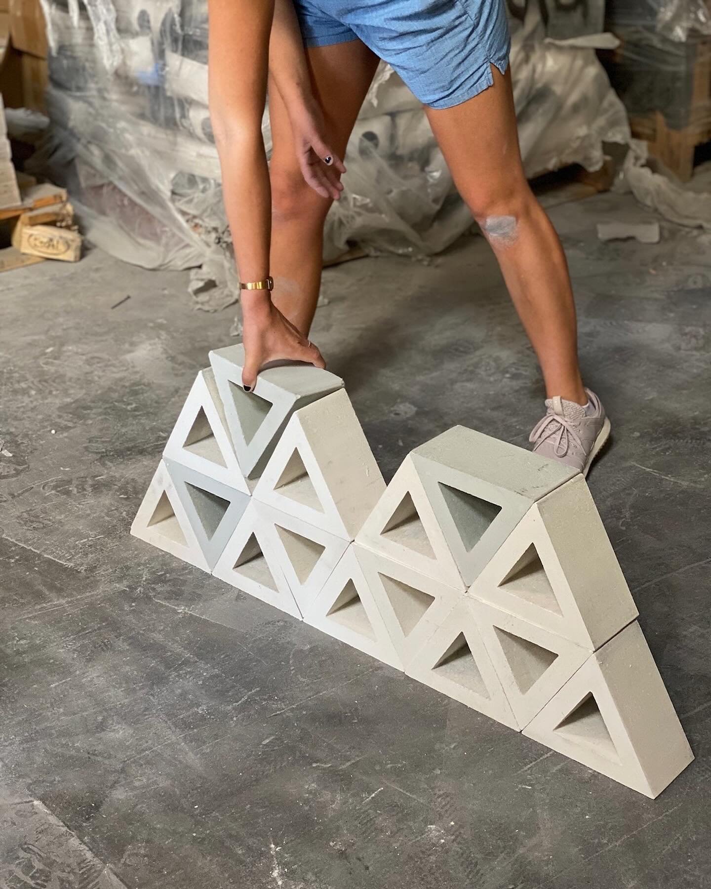 stack em up 🔼 //

featuring our triangle brick from factory to install 〰️
TReSTES ivory triangle

designed : @edgeandlinesdesign 
photographer : @jessiepreza