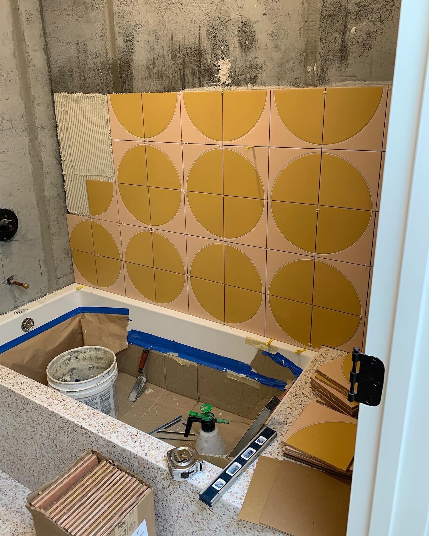 a sunny before and after ☀️ //

〰️ our alabaster medium marble, yellow and pink chip is the perfect warm color in this sunny bathroom 〰️ used here as Venice tiles and Pacifica counter in the same mix 

designed by @clairethomas