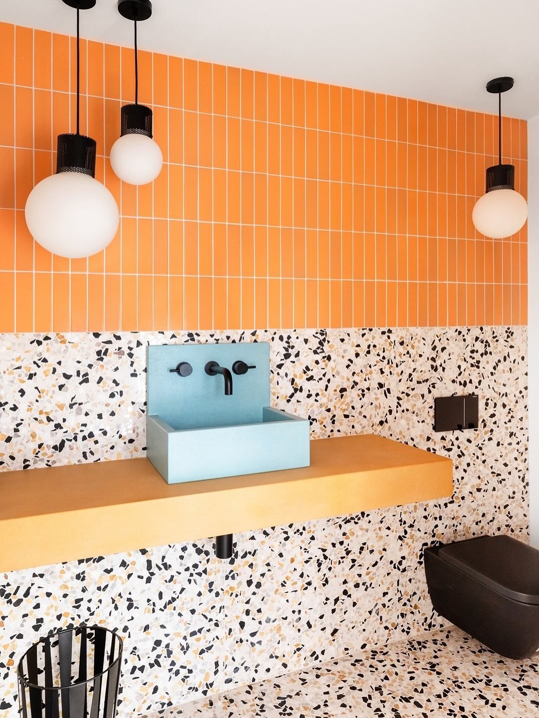 bold baths are better with terrazzo⚡️//
⠀⠀⠀⠀⠀⠀⠀⠀⠀
〰️ loving this ultra modern bath using alabaster large marble + yellow + black chip VeNiCe tile 🟨
⠀⠀⠀⠀⠀⠀⠀⠀⠀
@handsome.salt