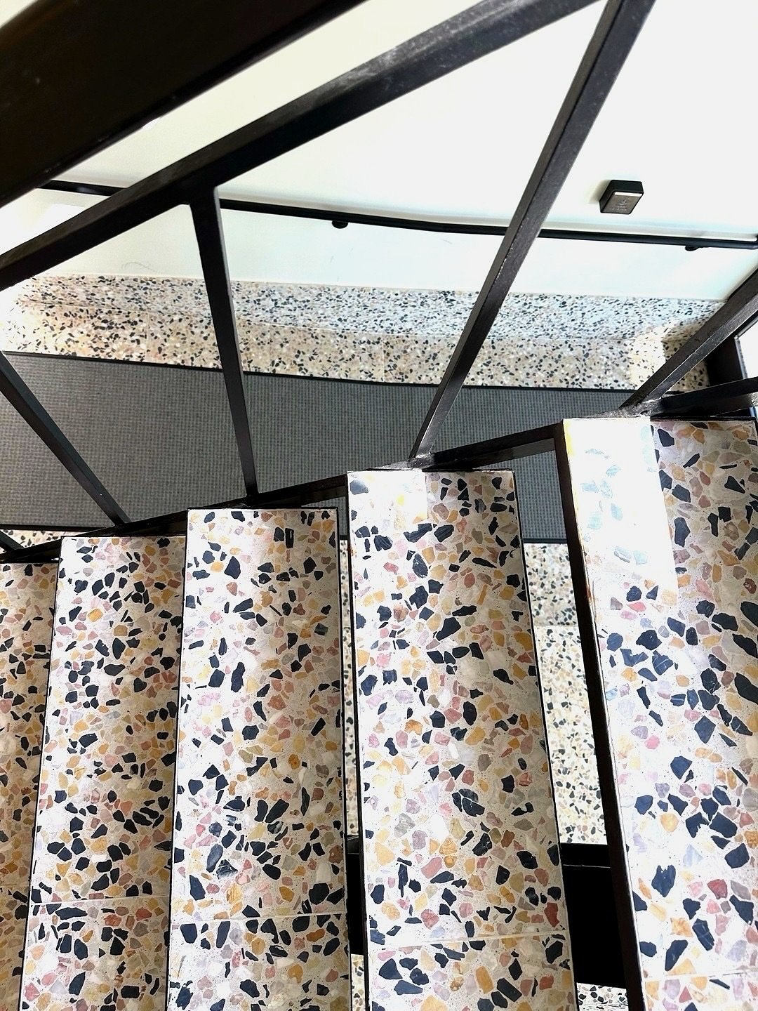yes, we make terrazzo stair treads 💫 //
⠀⠀⠀⠀⠀⠀⠀⠀⠀
〰️ @lalareimagined covered these lobby floors in VeNiCe alabaster large mixed chip + coordinating stair treads for a cohesive look ✨
