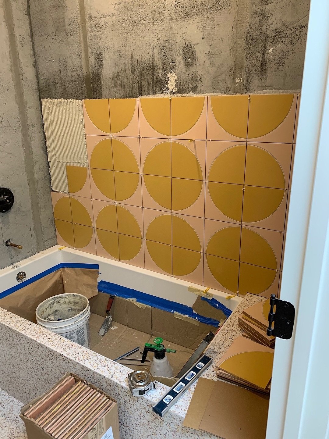 terrazzo 🤝 bold tile //
⠀⠀⠀⠀⠀⠀⠀⠀⠀
〰️ @clairethomas used our PaCiFiCa and VeNiCe alabaster medium c o l o r f u l chip all over this fun bath 🍊
⠀⠀⠀⠀⠀⠀⠀⠀⠀
@jennacooperla
@shopcoopla
📸 @tessaneustadt