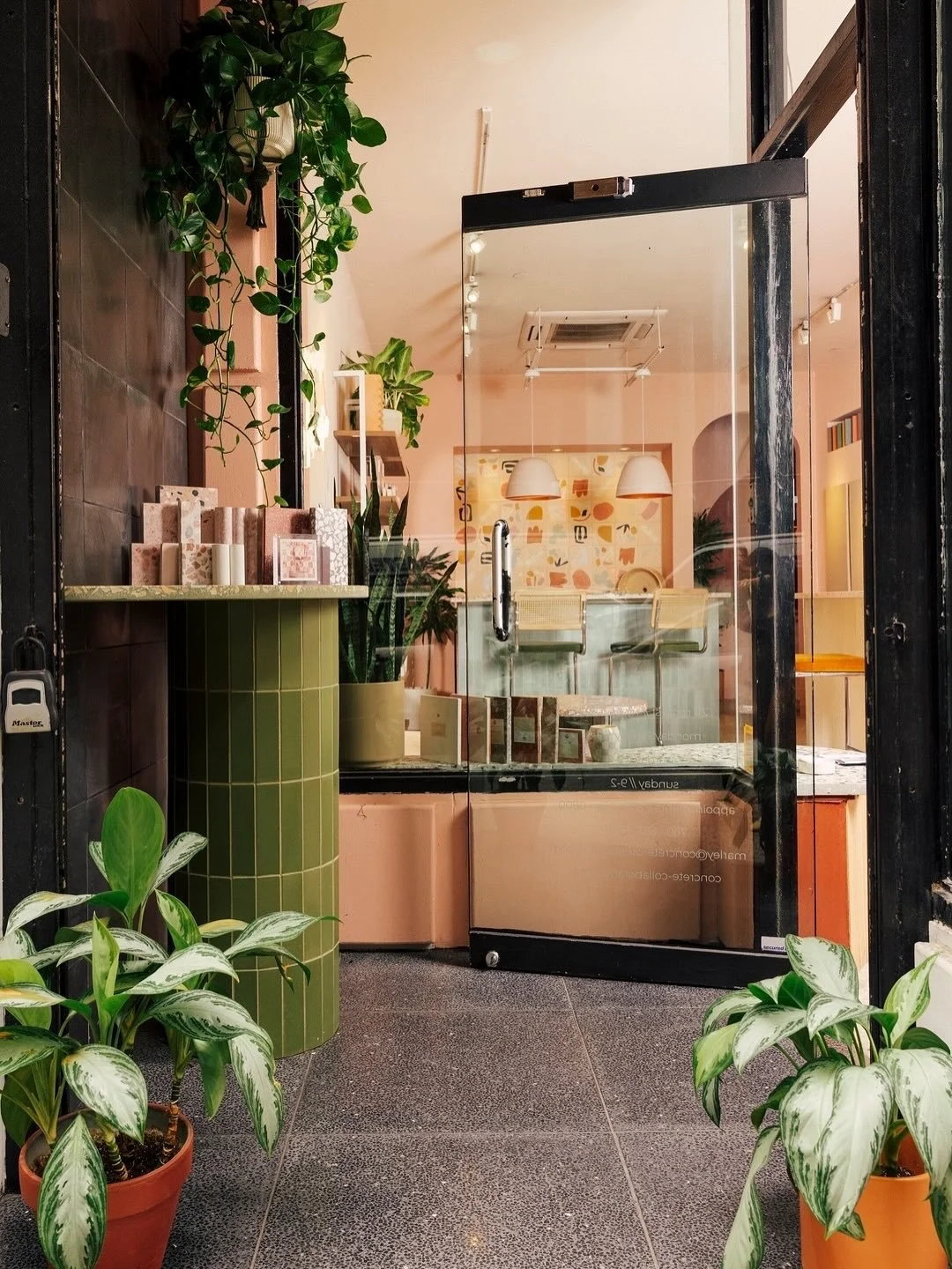 welcome to our NYC showroom🗽 //
⠀⠀⠀⠀⠀⠀⠀⠀⠀
〰️ stop by 211 MOTT ST between prince and spring street in SOHO for samples, inspiration, and project meetings! our team is excited to meet you 👏
📸 @annamariaalopez