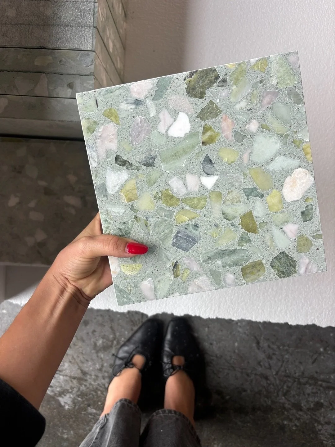 topaz tones 🌿 //
⠀⠀⠀⠀⠀⠀⠀⠀⠀
〰️ quietude large topaz + marble chip is our recent favorite 💚 this mix adds earthy green tones to countertops, floors, walls, pavers, and more 🌴