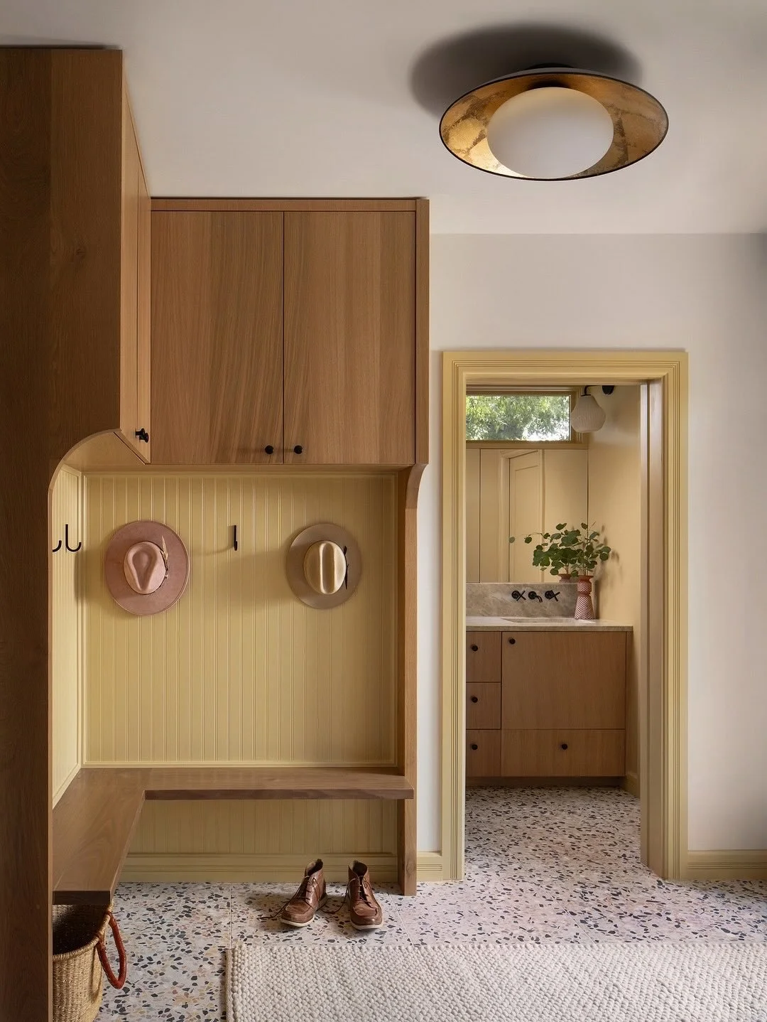 butter yellow walls + terrazzo floors 🧈 //
⠀⠀⠀⠀⠀⠀⠀⠀⠀
〰️ @page_paul_architecture @thevuvobandit used
VeNiCe alabaster large mixed chip throughout this residential project - we’re in love! 🫶