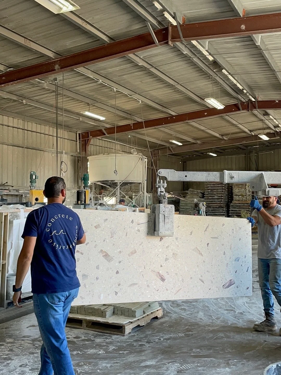 swipe to install @nightpalm x smoking jacket 🧞 //
⠀⠀⠀⠀⠀⠀⠀⠀⠀
〰️ these one of a kind slabs feature hand placed XL aggregate &ndash; no two pieces are exactly alike 🫶
⠀⠀⠀⠀⠀⠀⠀⠀⠀
@clairethomas