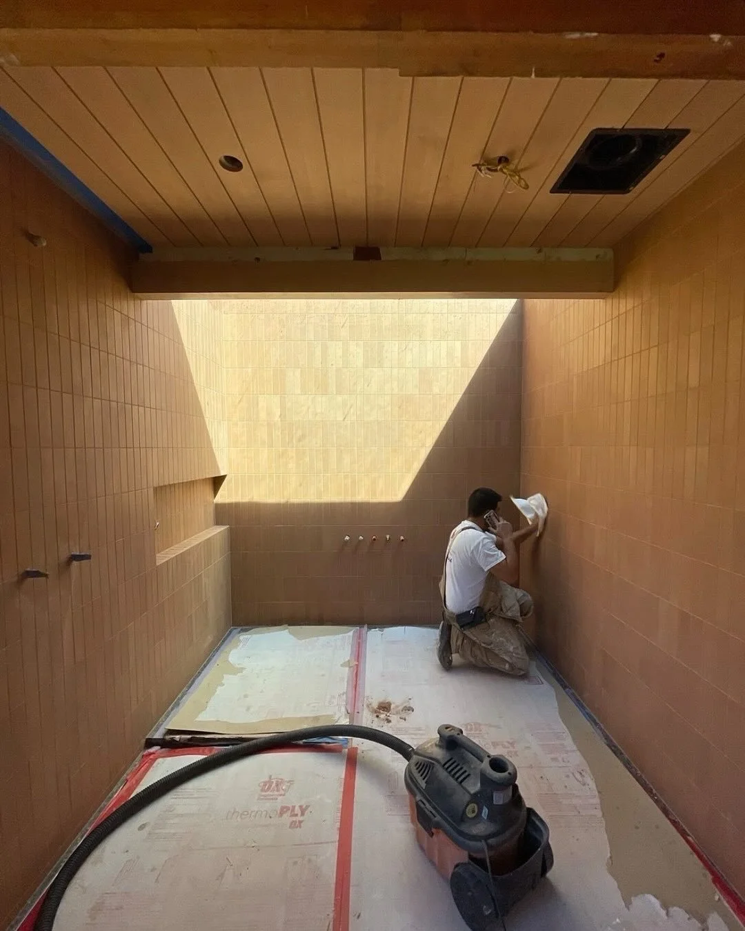 swipe to install SoLaNa valencia 🔸 //
⠀⠀⠀⠀⠀⠀⠀⠀⠀
〰️ @baumhausmodern designed this stunning bath covered in our 2x8 SoLaNa Valencia tile illuminated by the skylight ⚡️