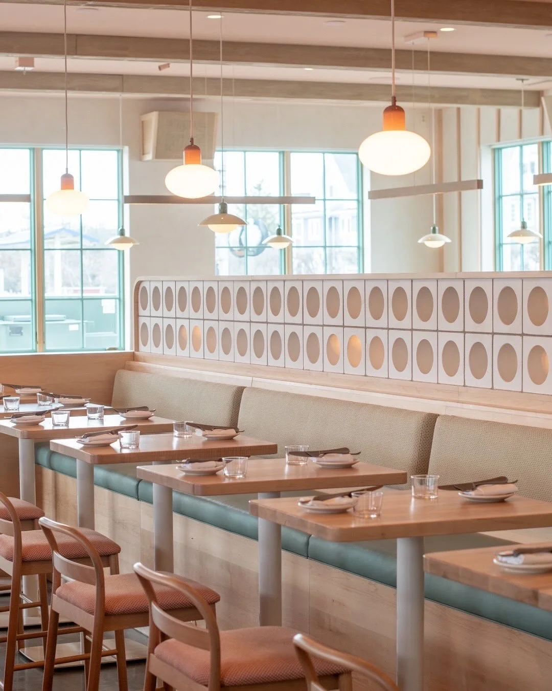 breeze blocks add the perfect mid century modern accent 〰️
⠀⠀⠀⠀⠀⠀⠀⠀⠀
〰️ @postboynb features our TrEsTLeS circle acier breeze blocks ⚪️ we love the curved corner detail!