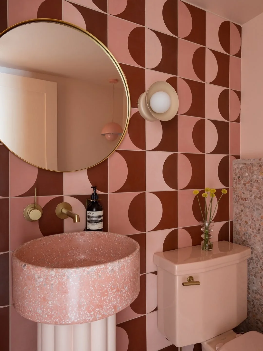 powder rooms are better pink 💕 //
⠀⠀⠀⠀⠀⠀⠀⠀⠀
〰️ combining StRaNdS x @railiclasen del sol pink arch tiles, BoNDi sink musk mmc, and VeNiCe millennial pink large pink chip tile makes a pink powder room transformation easy 🎀