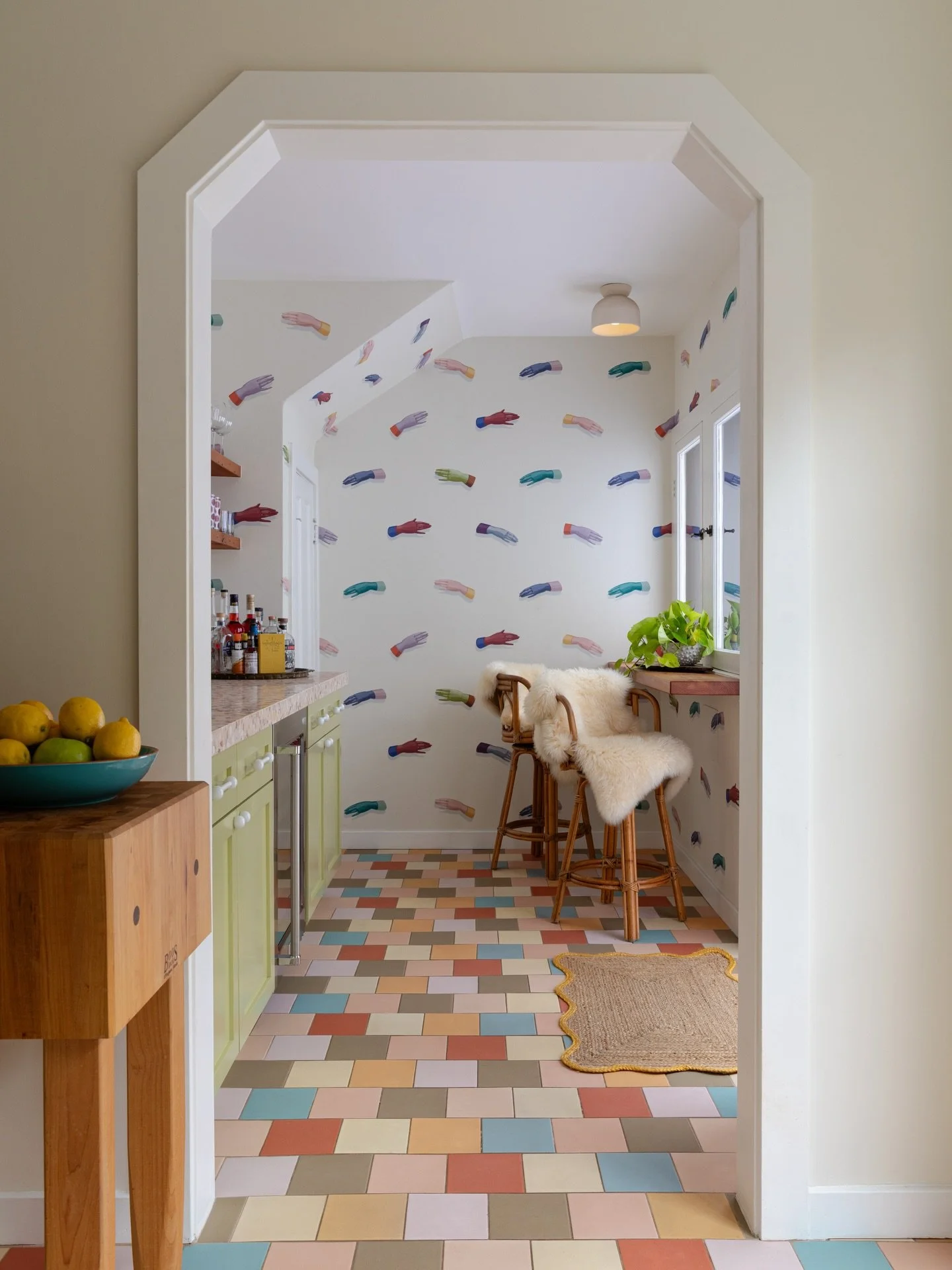 playfulness belongs in the kitchen 🤸&zwj;♀️ //
⠀⠀⠀⠀⠀⠀⠀⠀⠀
〰️ @haus_of_meeshie added our PaCiFiCa beige lmc + lyc + lpc countertops to this colorful Los Angeles kitchen 👩&zwj;🍳