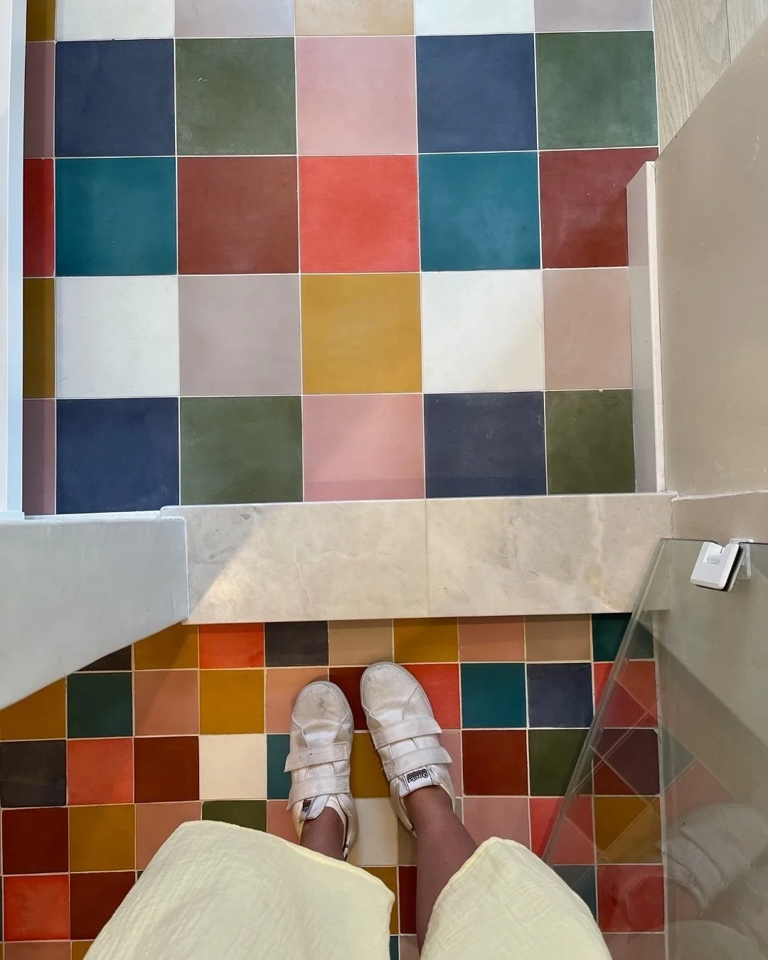 color, color, and more color 🌈 //
⠀⠀⠀⠀⠀⠀⠀⠀⠀
〰️ @erinbrowndesign covered this bathroom floor in a variety of solid StRaNdS encaustic cement tiles 🛁
⠀⠀⠀⠀⠀⠀⠀⠀⠀
📸 @charlotteleaphotography