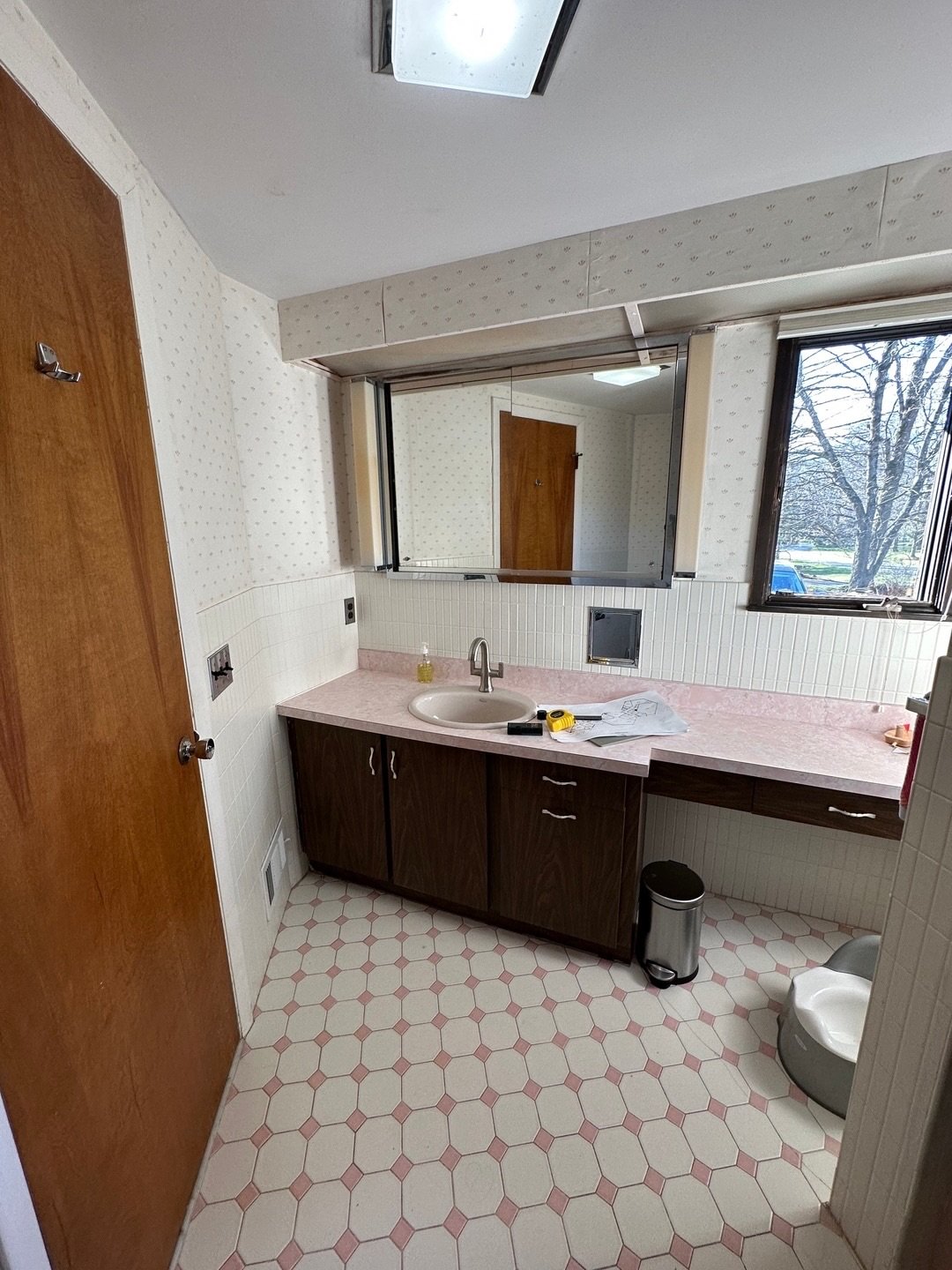 before 👉 after //
⠀⠀⠀⠀⠀⠀⠀⠀⠀
〰️ updating finishes while keeping the pink theme 🩰 using our PaCiFiCa slab and VeNiCe tile alabaster large marble + yellow + pink terrazzo 🩷
⠀⠀⠀⠀⠀⠀⠀⠀⠀
@petradesignstudio
@byfrankdesigns
@torywilliams