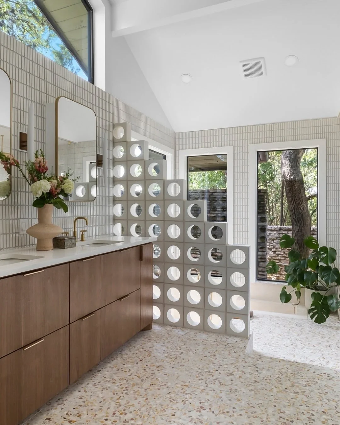the bathroom that has it all ☁️ //
⠀⠀⠀⠀⠀⠀⠀⠀⠀
〰️ stunning primary bath by @redovenps using TrEsTLeS breeze blocks and VeNiCe alabaster large pink chip + large marble chip + large yellow chip 💫
⠀⠀⠀⠀⠀⠀⠀⠀⠀
📸 @ramblrmedia 
⠀⠀⠀⠀⠀⠀⠀⠀⠀
@christinacruzinteri