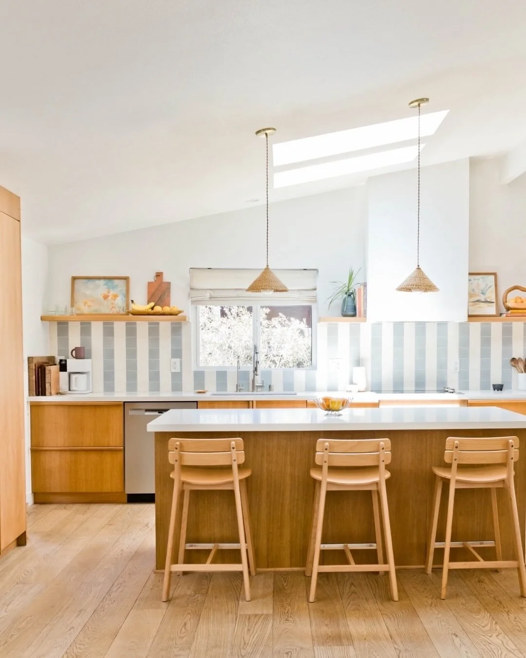 here for a stripe 🌊 //
⠀⠀⠀⠀⠀⠀⠀⠀⠀
@leahpbradley kitchen got a fresh backsplash and we are here for it 〰️ featuring our StRaNdS x domino rain + blonde 4&rdquo;x4&rdquo; tiles installed in a stripe pattern 🌀
⠀⠀⠀⠀⠀⠀⠀⠀⠀
tiles by @dominomag 
⠀⠀⠀⠀⠀⠀⠀⠀⠀
📸