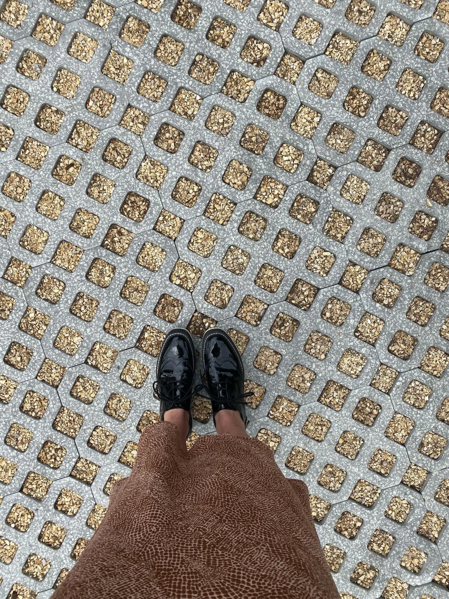 the coolest driveway on the block 🛞 //
⠀⠀⠀⠀⠀⠀⠀⠀⠀
〰️ @dbarchitecture @bridgehousela features our TrAiLs permeable pavers &ndash; suited for vehicular use along with the rest of our TrAiLs collection 🚘
⠀⠀⠀⠀⠀⠀⠀⠀⠀
📸 @bshigeta