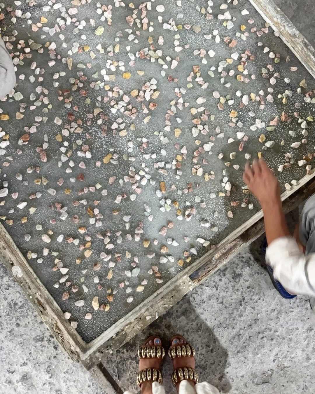 we love factory friday 🍦//

the beauty is in the process ⚙️ all hand-made bespoke terrazzo 

featuring 〰️ blonde sparse colorful chip VeNICE tiles 

@leahbradley 
📸 @amandacsanford 
styling @californiacasa 
⠀⠀⠀⠀⠀⠀⠀⠀⠀