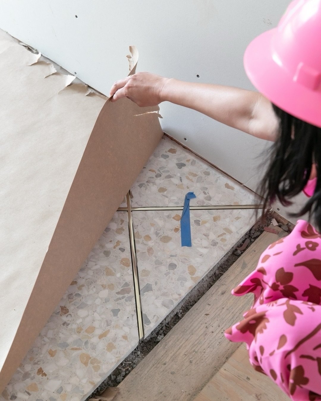 so golden ⭐️ //
⠀⠀⠀⠀⠀⠀⠀⠀⠀
〰️ @ohjoy incorporated brass inlay between our VeNiVe alabaster large marble + yellow chip terrazzo tiles - and the results are stunning ✨
⠀⠀⠀⠀⠀⠀⠀⠀⠀
📸 @lilyglass + @bethanynauert