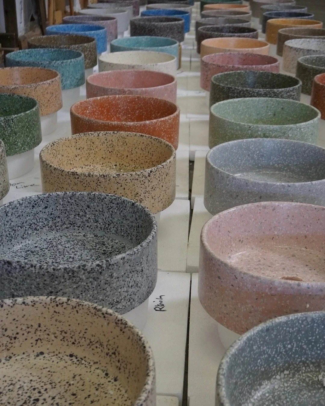 what color BoNDi sink are you choosing? 🌈 //
⠀⠀⠀⠀⠀⠀⠀⠀⠀
〰️ available in virtually any color, our BoNDi concrete terrazzo sink basins add a playful yet durable touch to any bathroom🚰