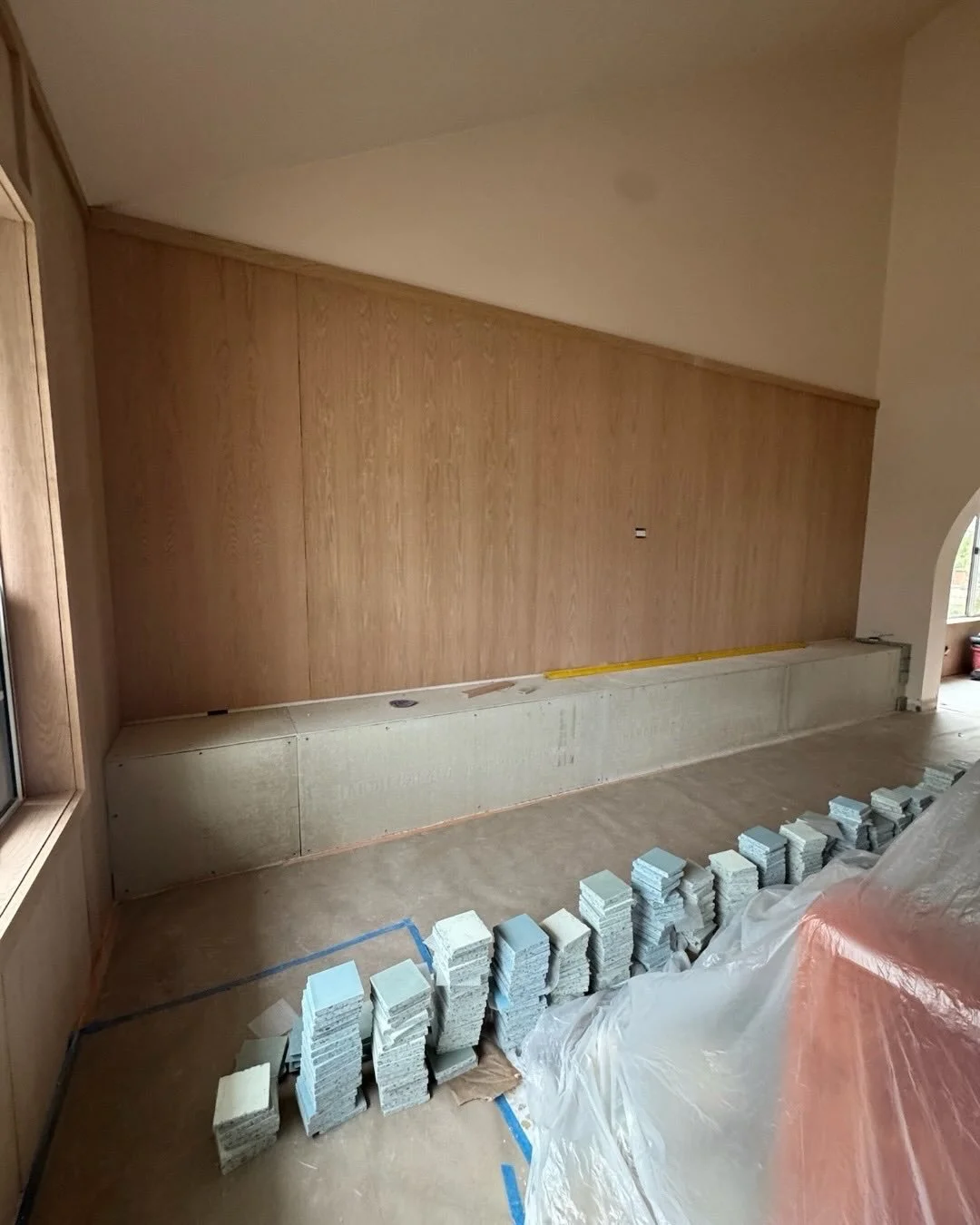 LaGuNa mosaic bench 🌀 //
⠀⠀⠀⠀⠀⠀⠀⠀⠀
〰️ featuring our LaGuNa polished 4x4 tiles in colors rain, quietude, and mint for this lovely dimensional look 🦋