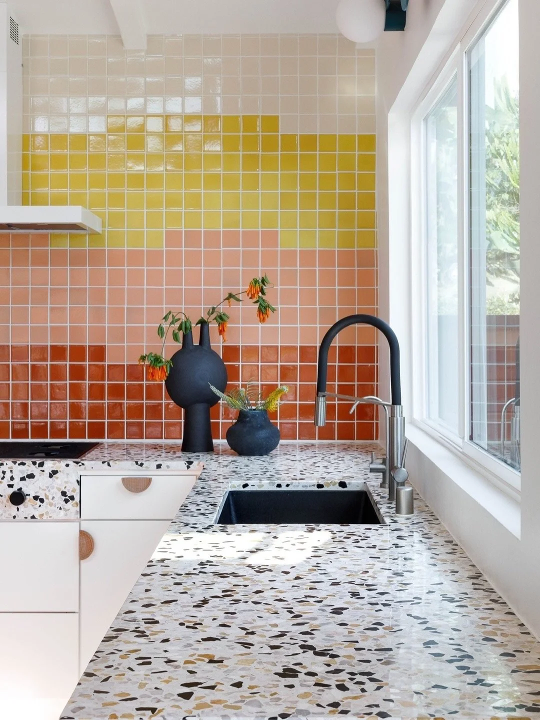 mid century modern but make it fresh 🤌 //

〰️ lean into MCM with terrazzo ⚡️ @akerinteriors used
our PaCiFiCa alabaster large marble + yellow + black chip countertops on this amazing kitchen project

〰️ your stone fabricator can work with our materi