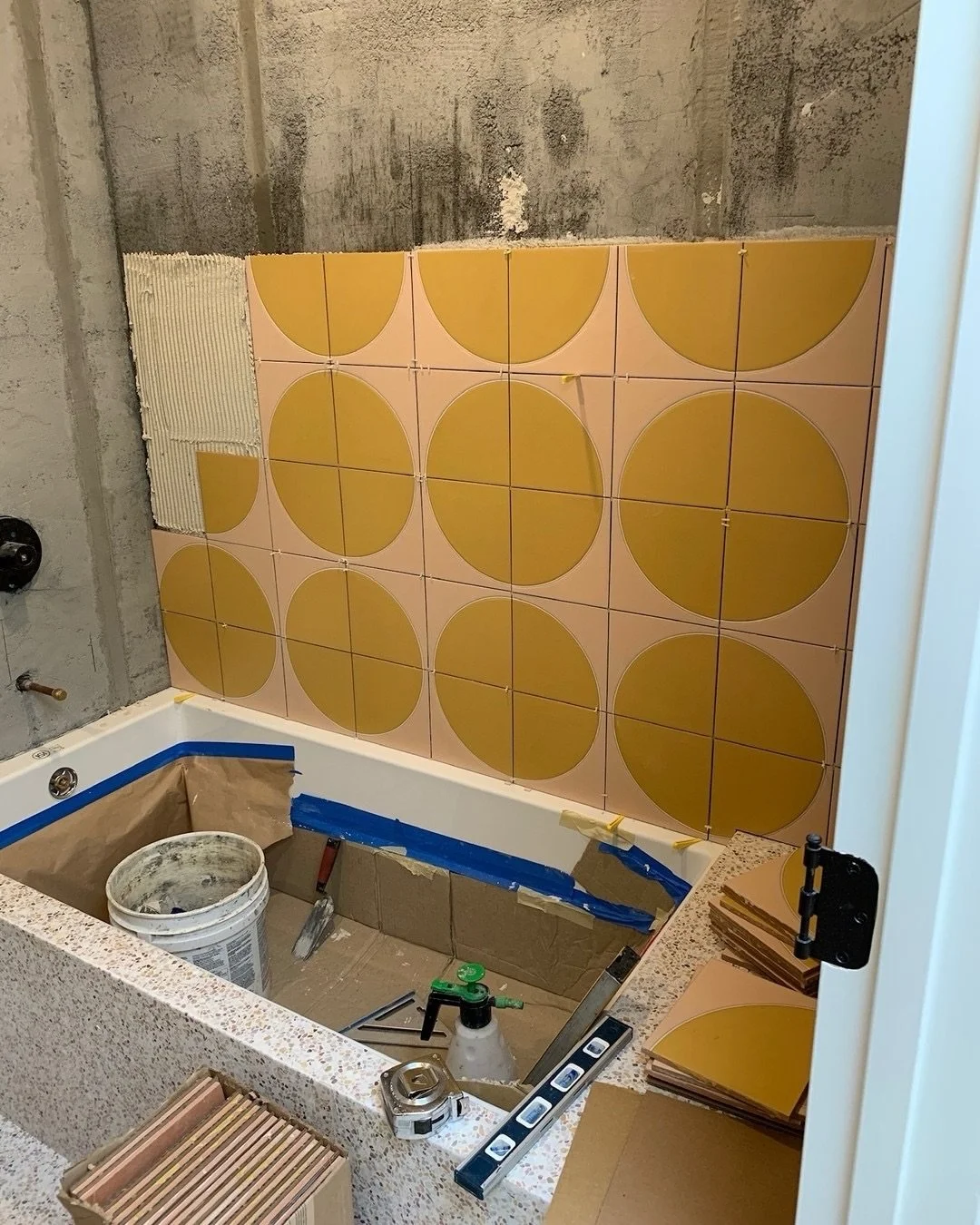 pink + yellow make the perfect palette 🍓 🍌 //
⠀⠀⠀⠀⠀⠀⠀⠀⠀
this is your sign 📍 to match your vanity countertop to your floor and tub 〰️ this bath features our alabaster medium pink + yellow + marble chip terrazzo in PaCIFICa counter slab vanity and V